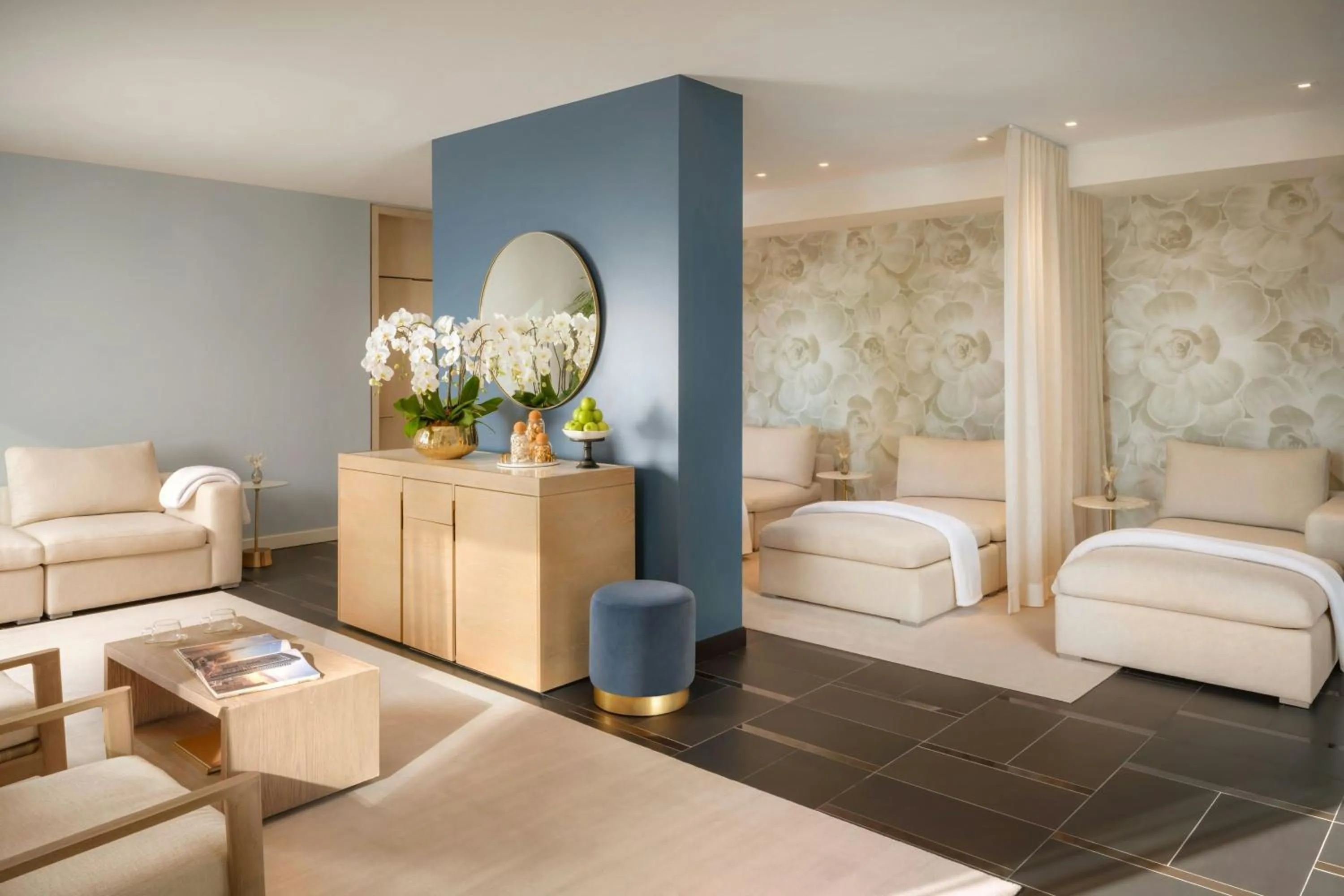 Lounge or bar in The St. Regis Toronto