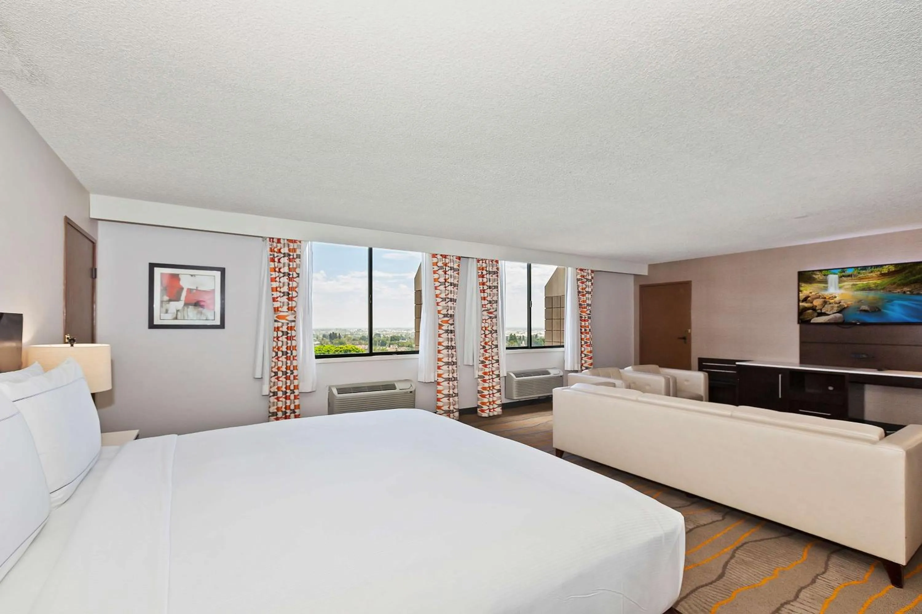 Living room, Bed in Doubletree by Hilton Whittier