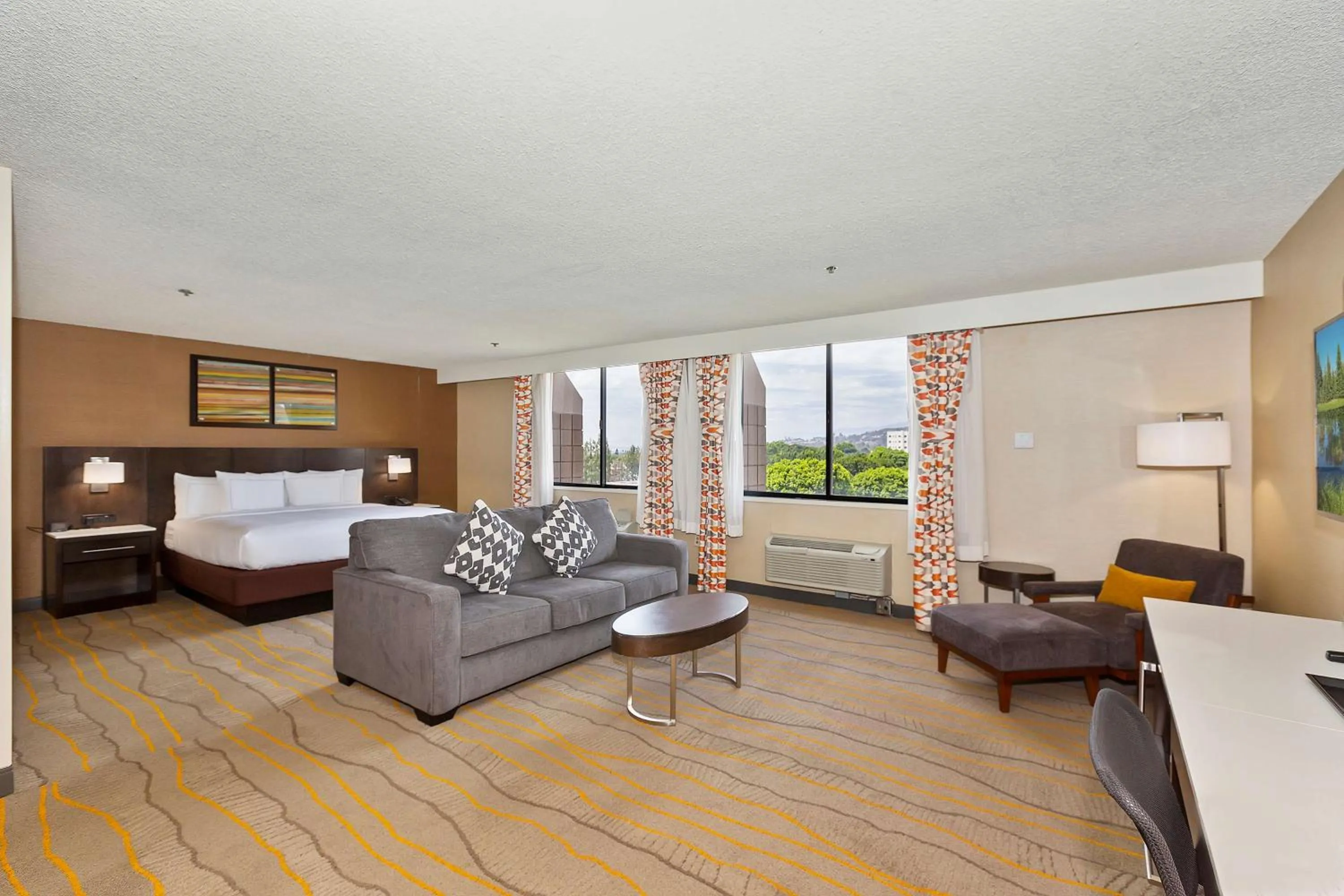 Living room, Bed in Doubletree by Hilton Whittier