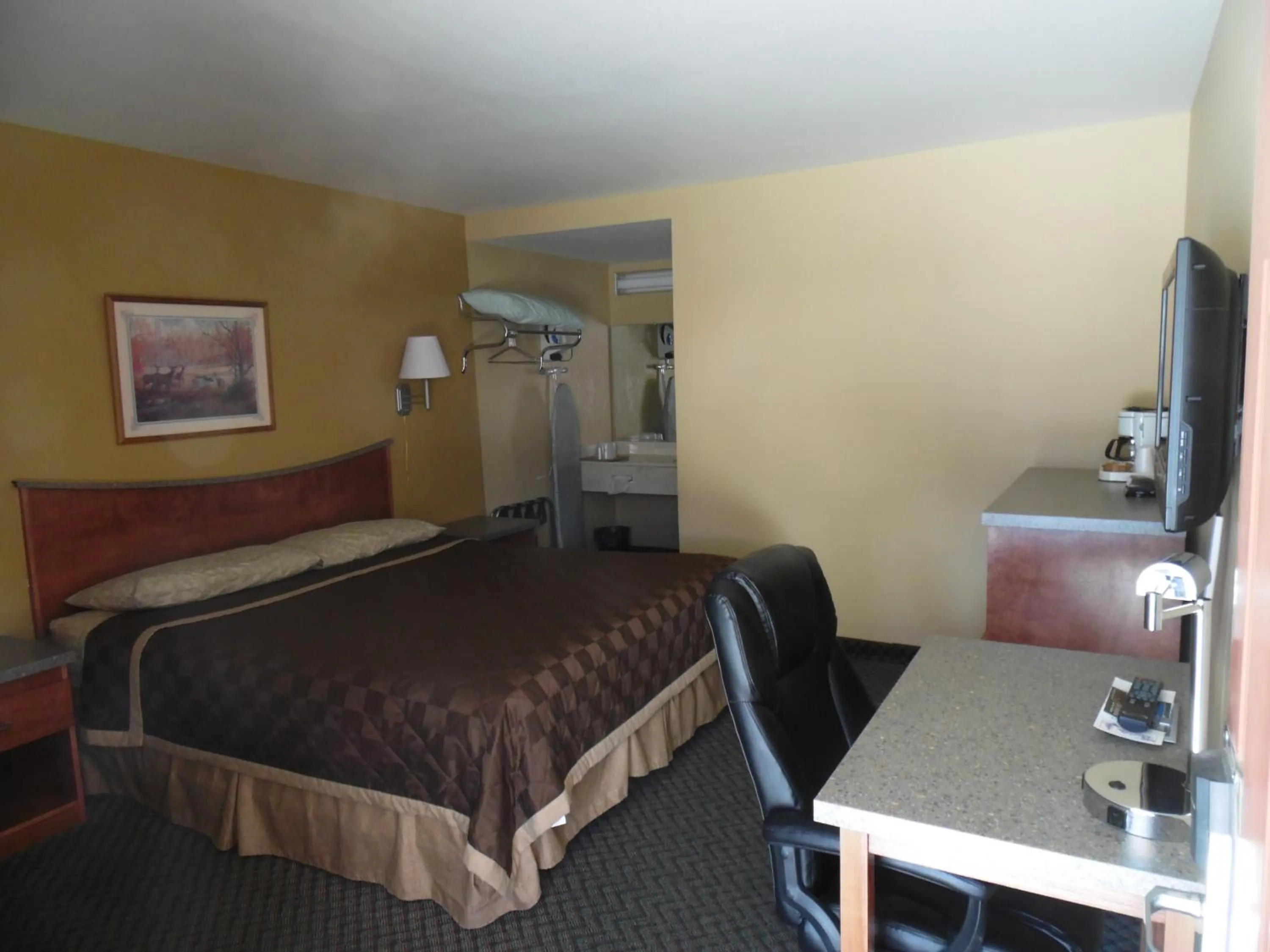 Photo of the whole room, Bed in Trails Motel