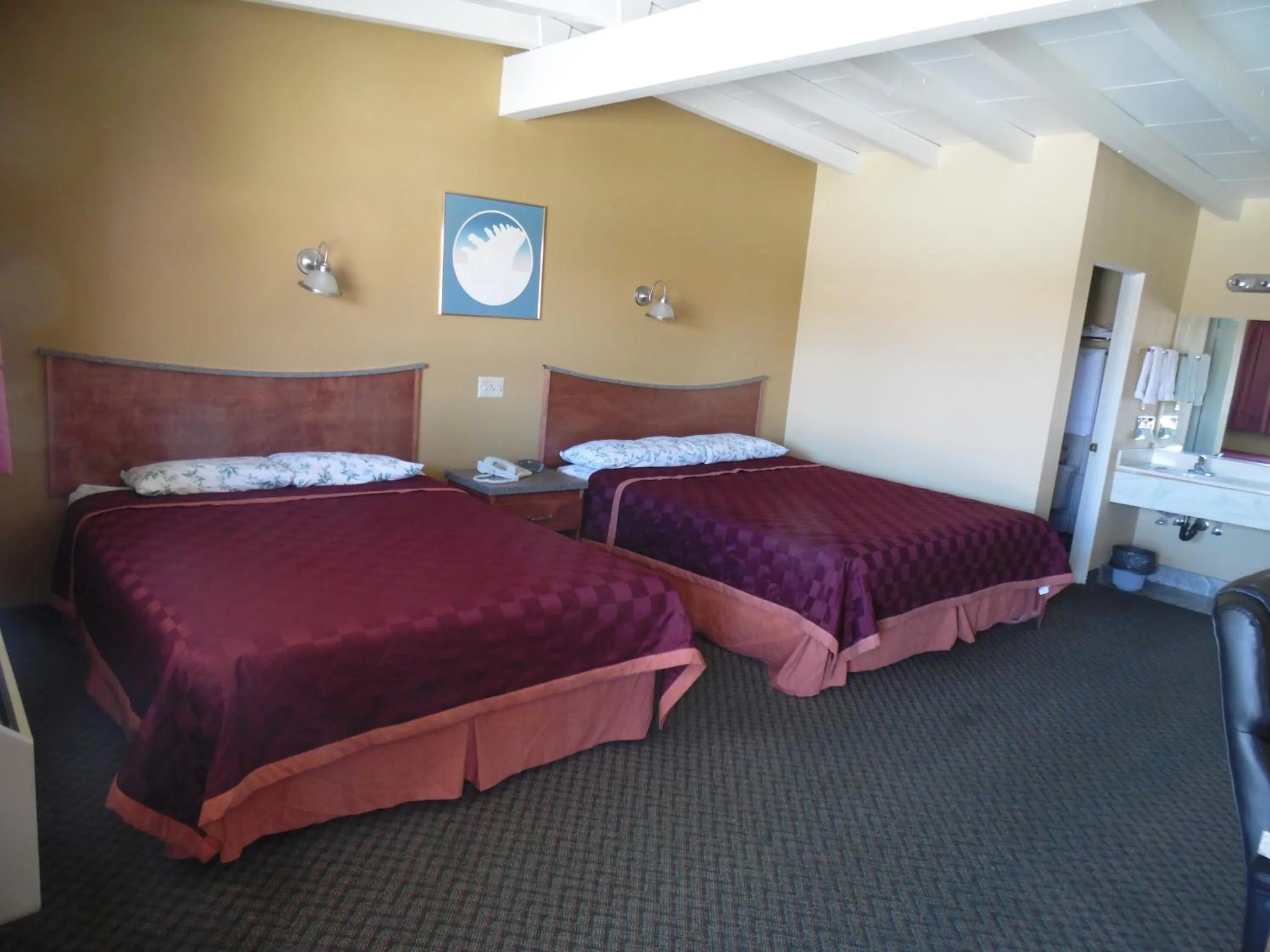 Photo of the whole room, Bed in Trails Motel