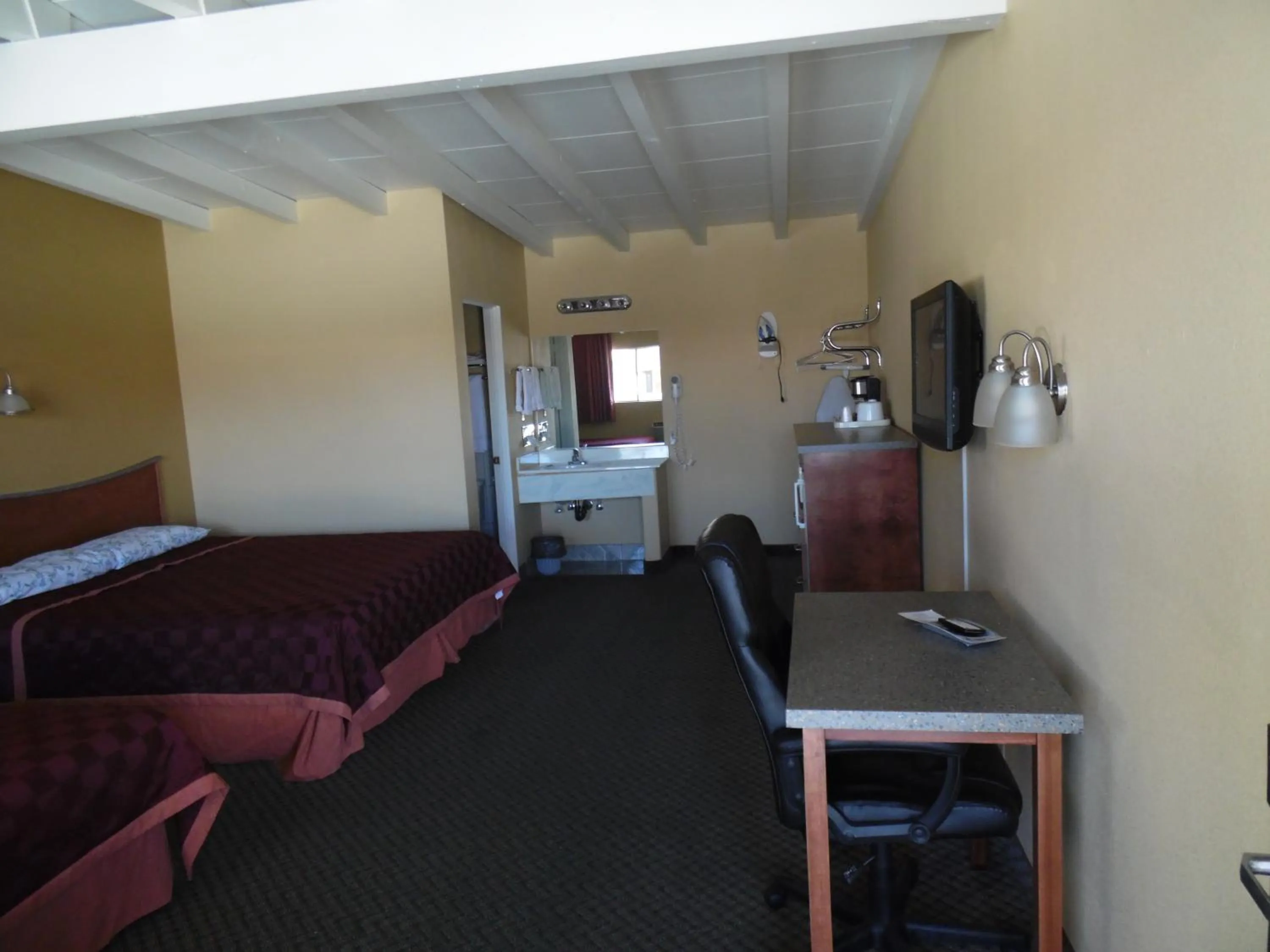 Photo of the whole room, Bed in Trails Motel