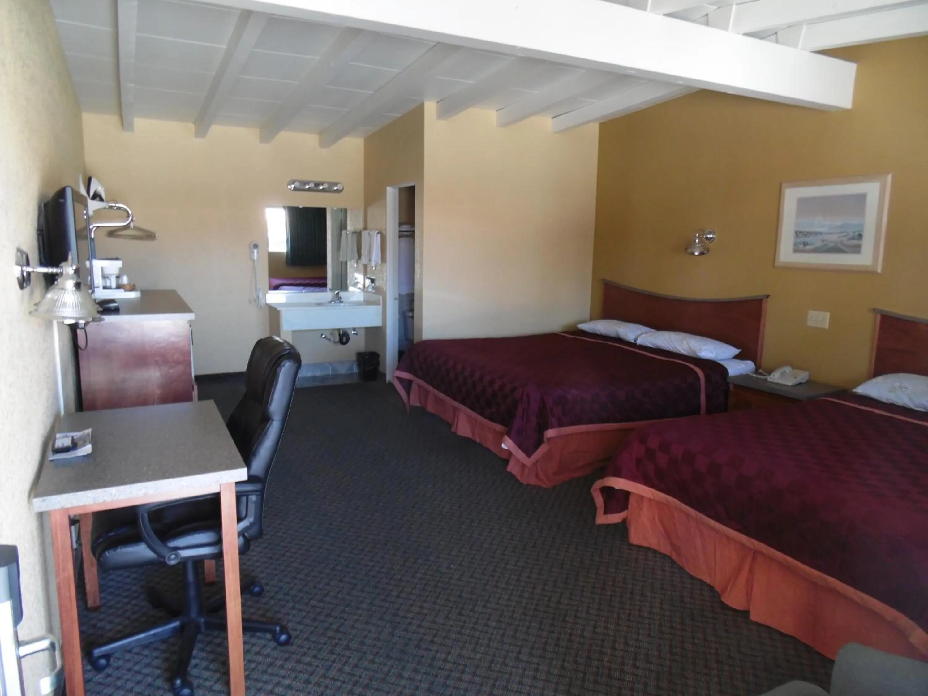 Photo of the whole room, Bed in Trails Motel