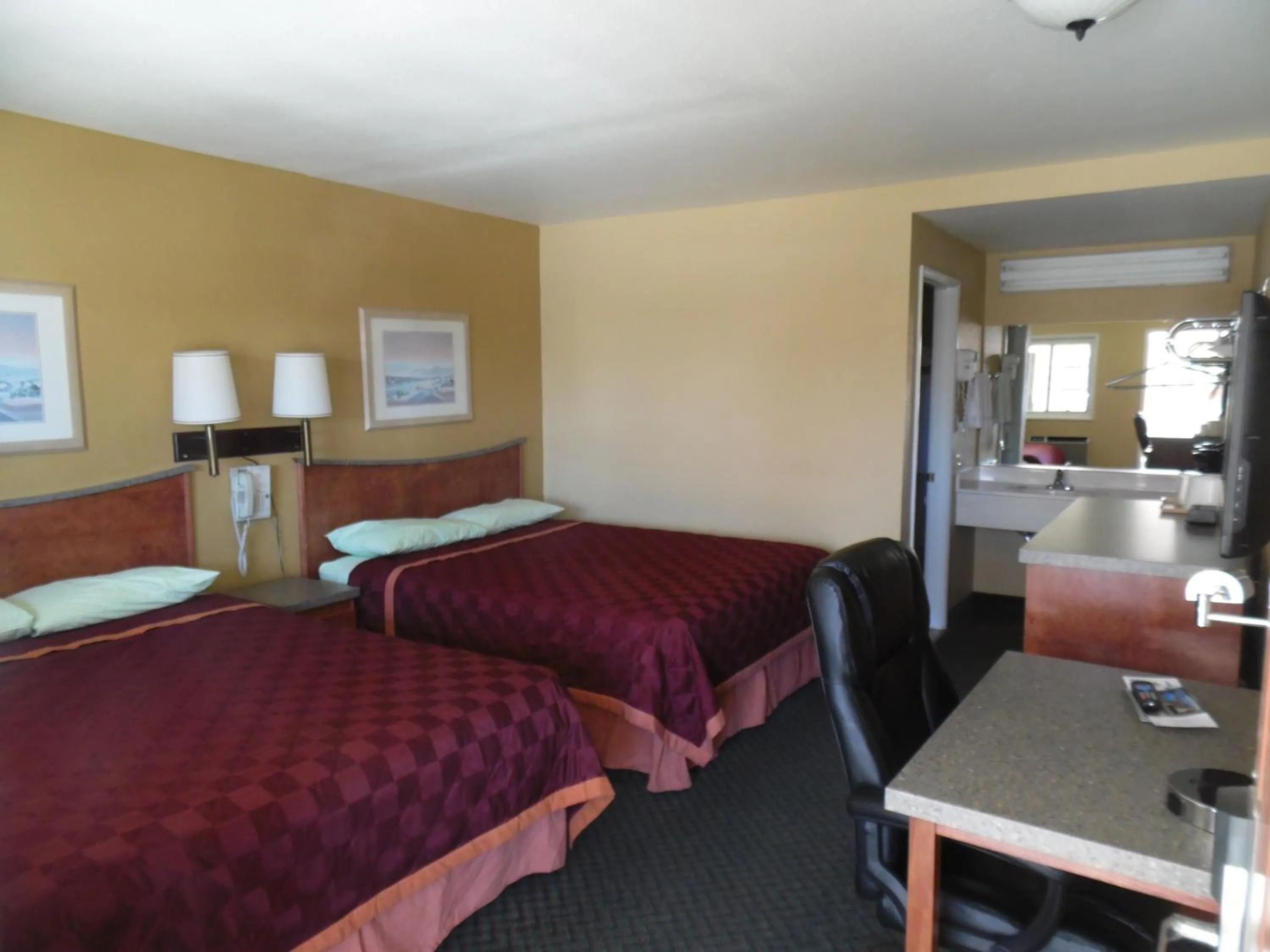 Photo of the whole room, Bed in Trails Motel
