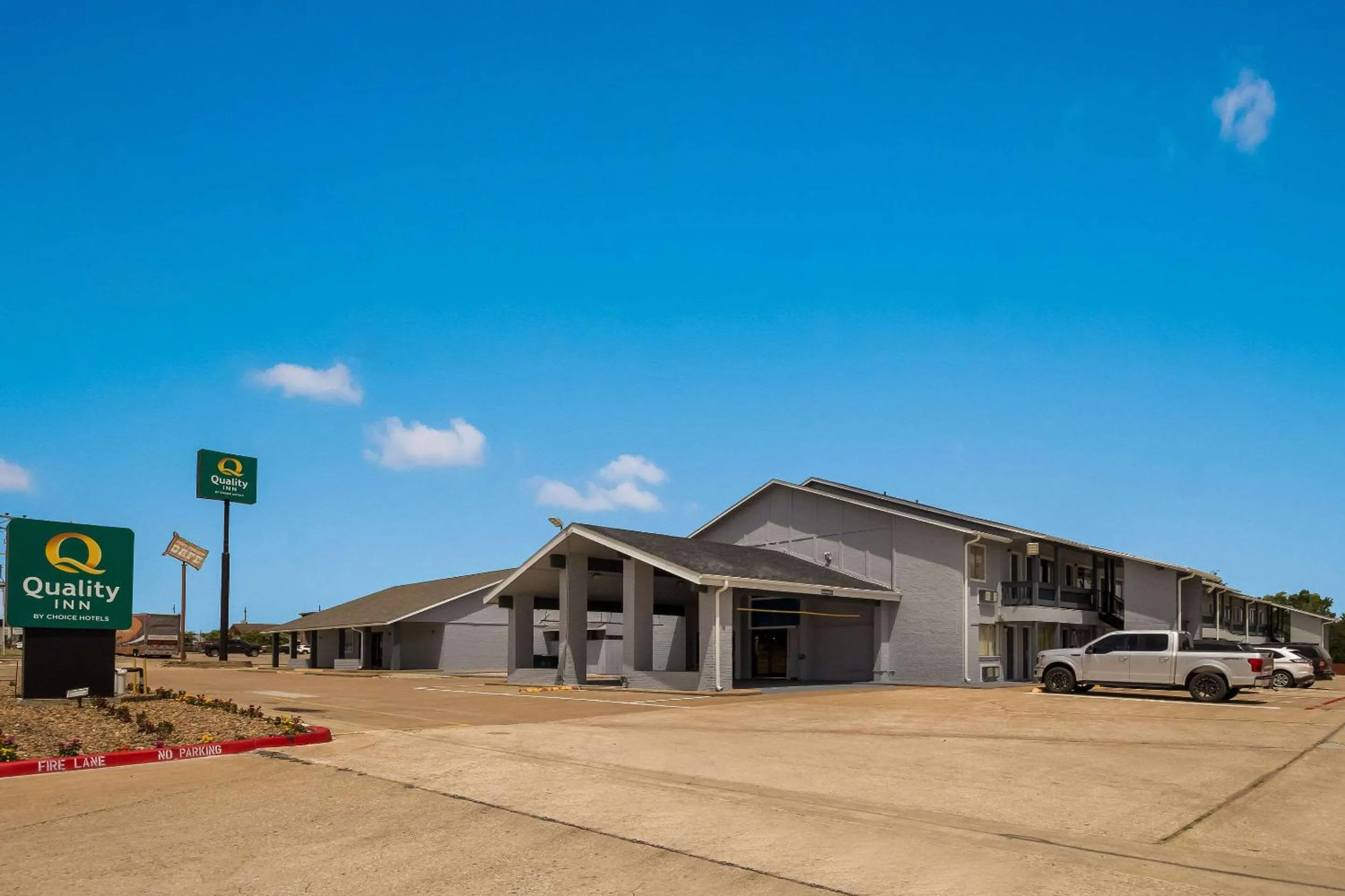 Property building in Quality Inn Madisonville