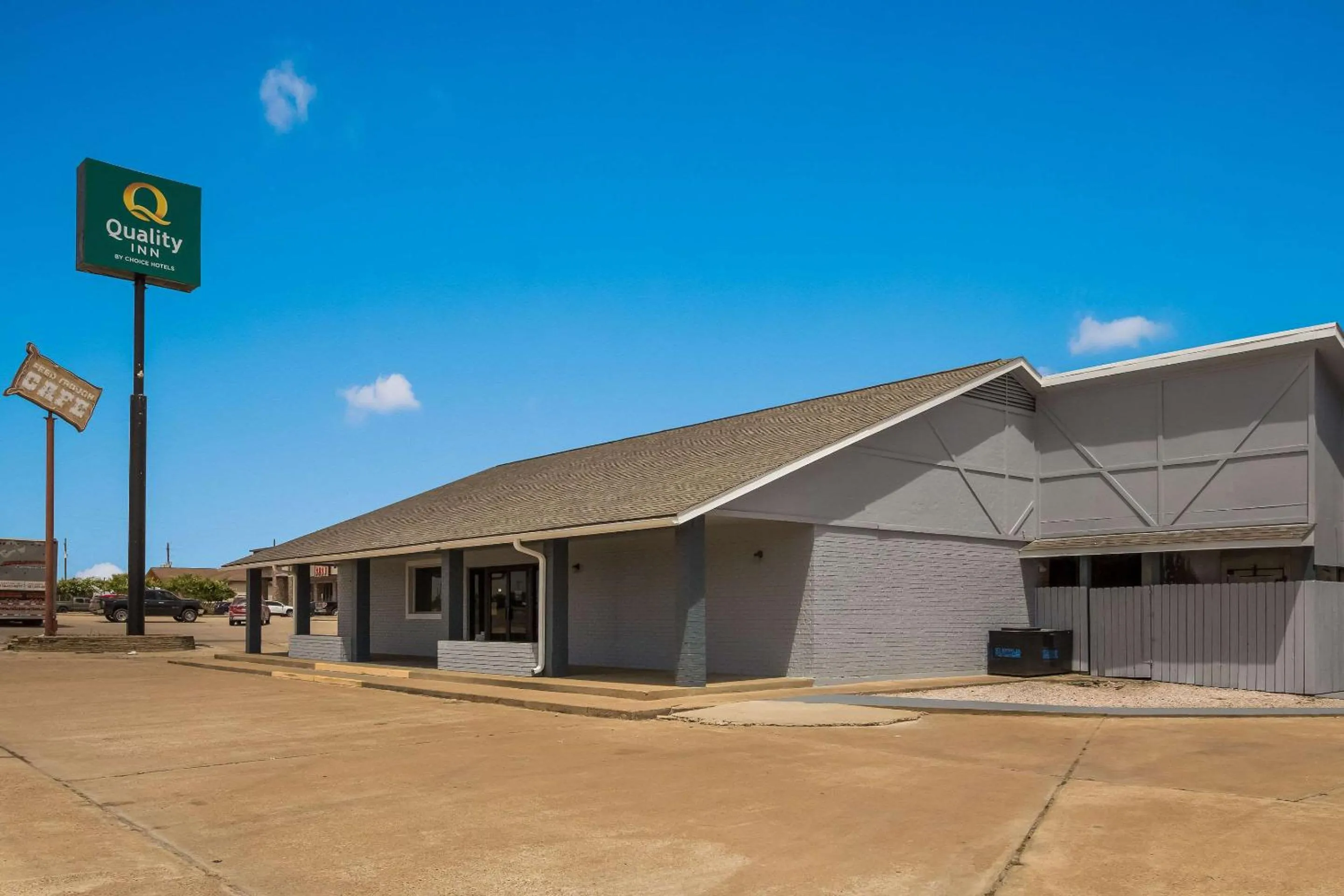 Property building in Quality Inn Madisonville