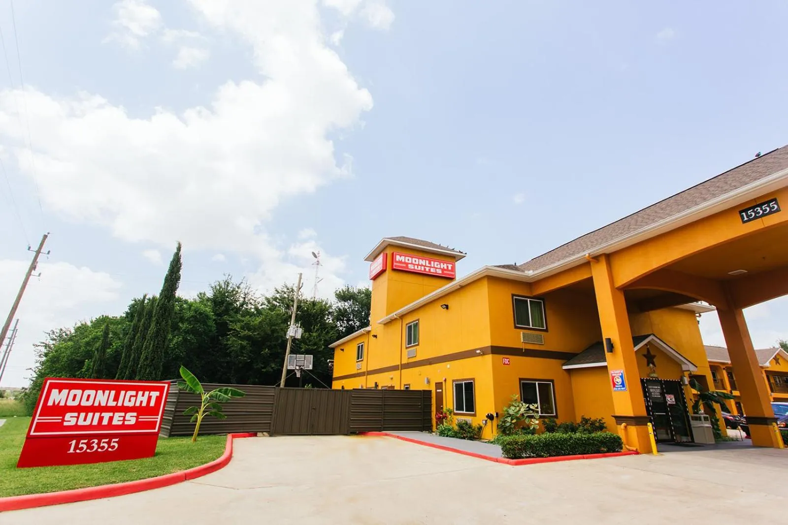 Property building in Moonlight Suites - Houston/George Bush Int'l Airport