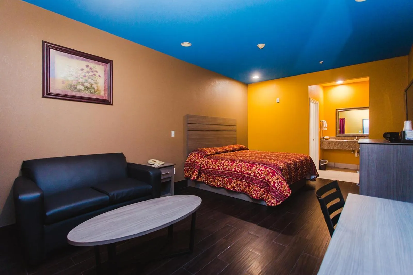 Living room, Bed in Moonlight Suites - Houston/George Bush Int'l Airport