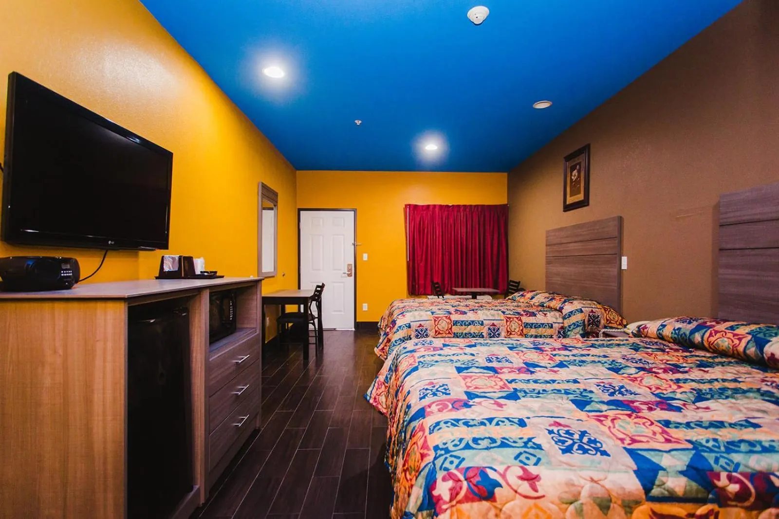 TV and multimedia, Bed in Moonlight Suites - Houston/George Bush Int'l Airport