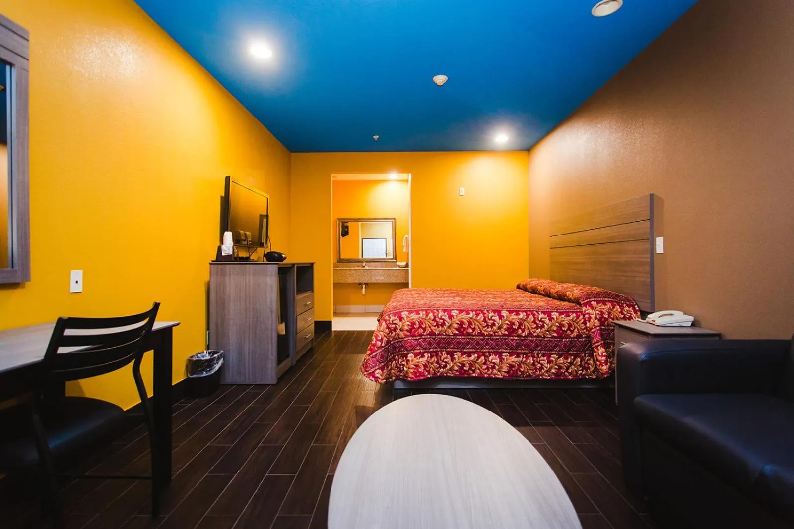 Bedroom, Bed in Moonlight Suites - Houston/George Bush Int'l Airport