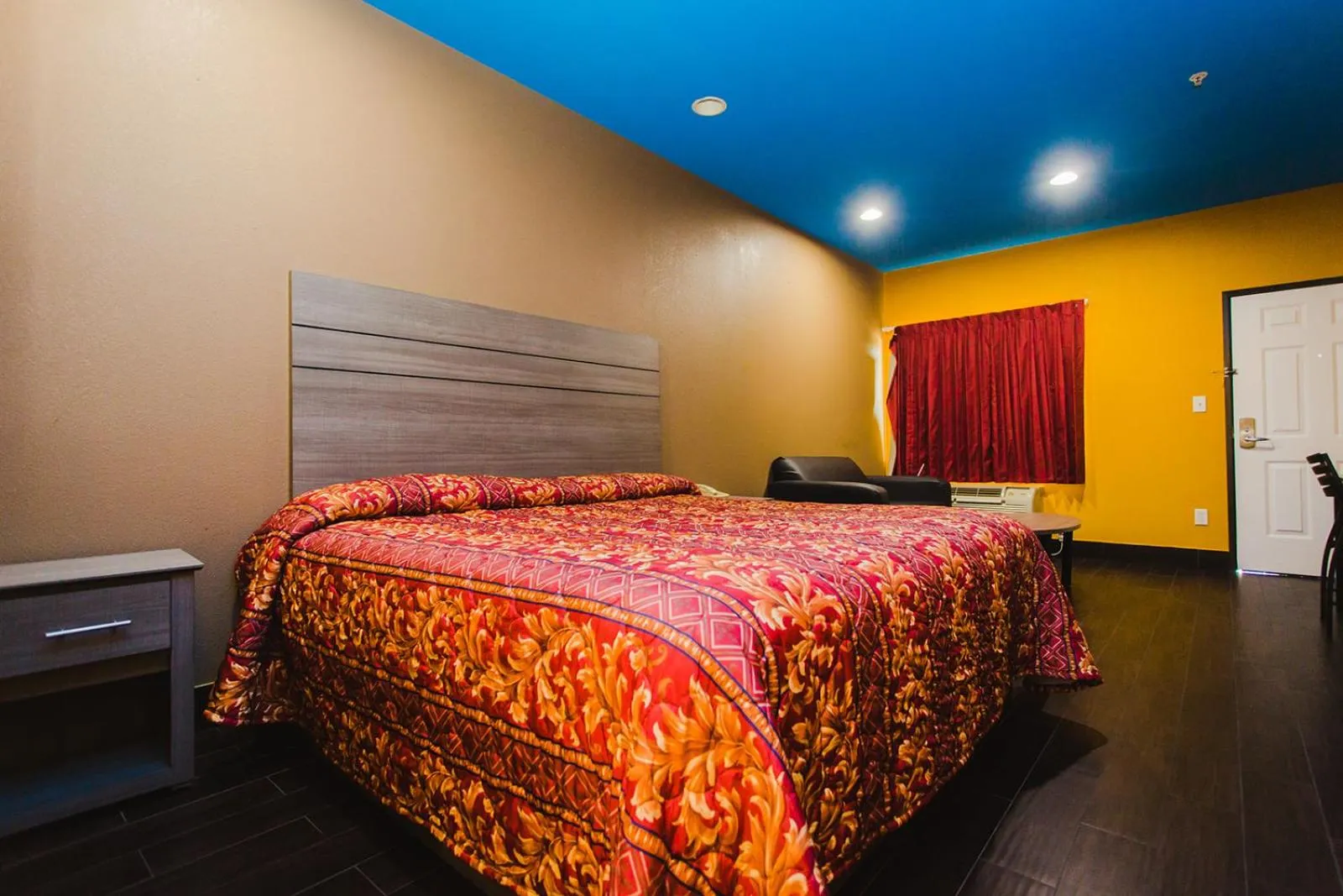 Bedroom, Bed in Moonlight Suites - Houston/George Bush Int'l Airport