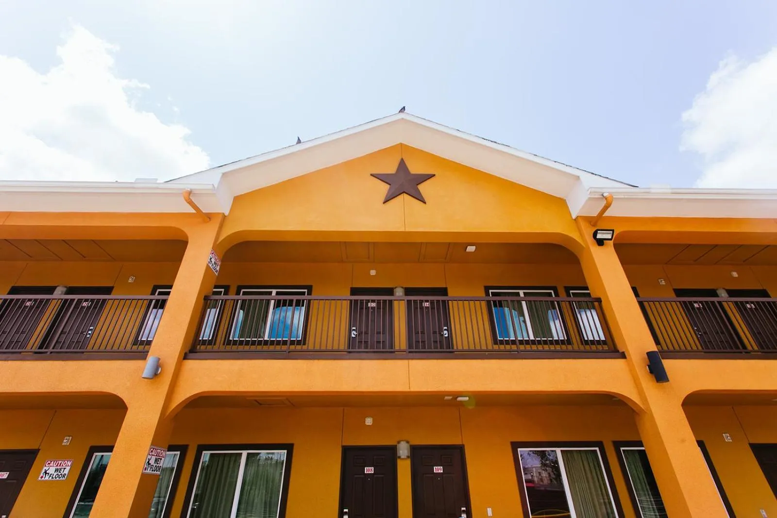 Property building in Moonlight Suites - Houston/George Bush Int'l Airport