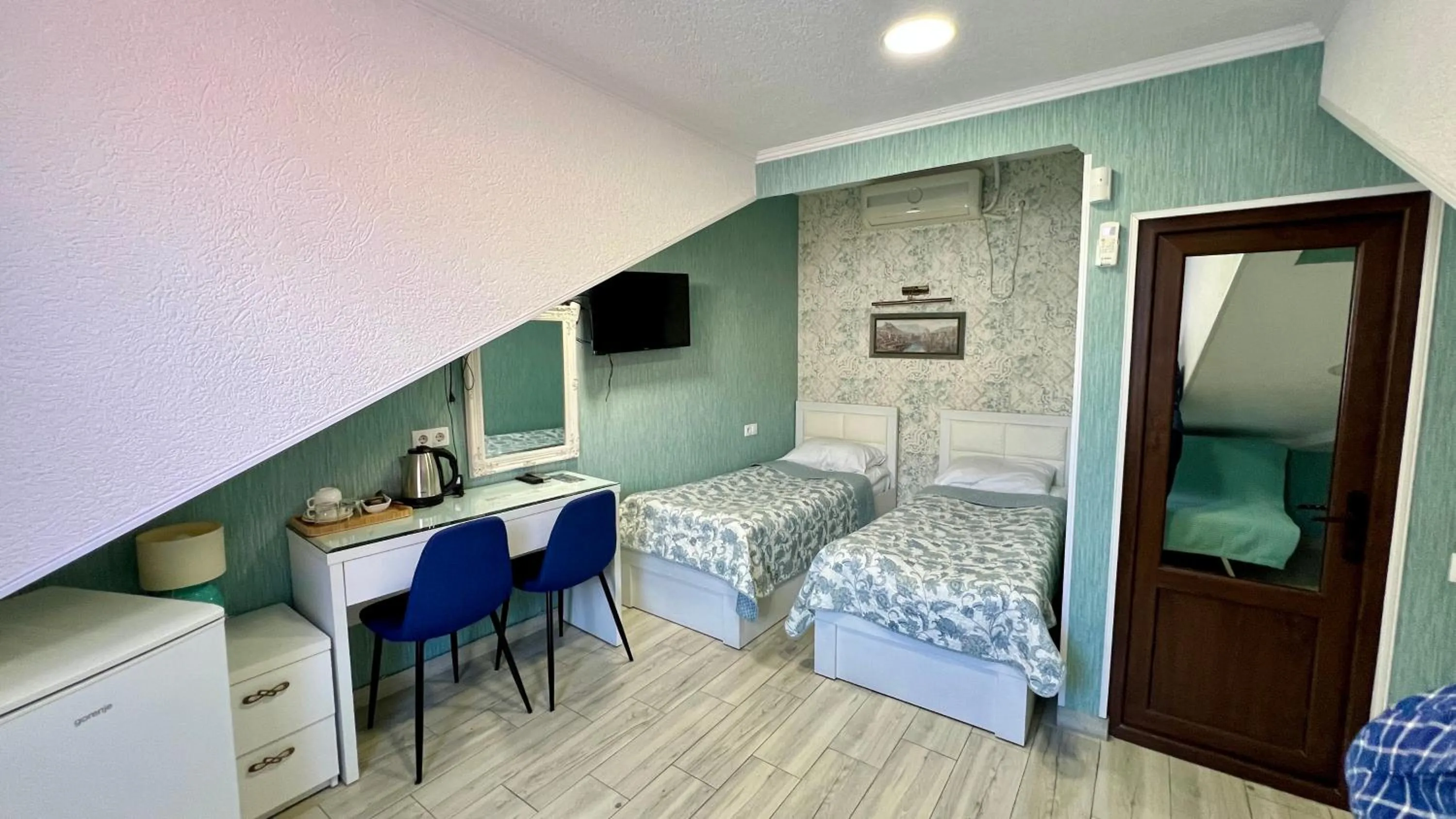 TV and multimedia, Bed in Hotel Nicolas