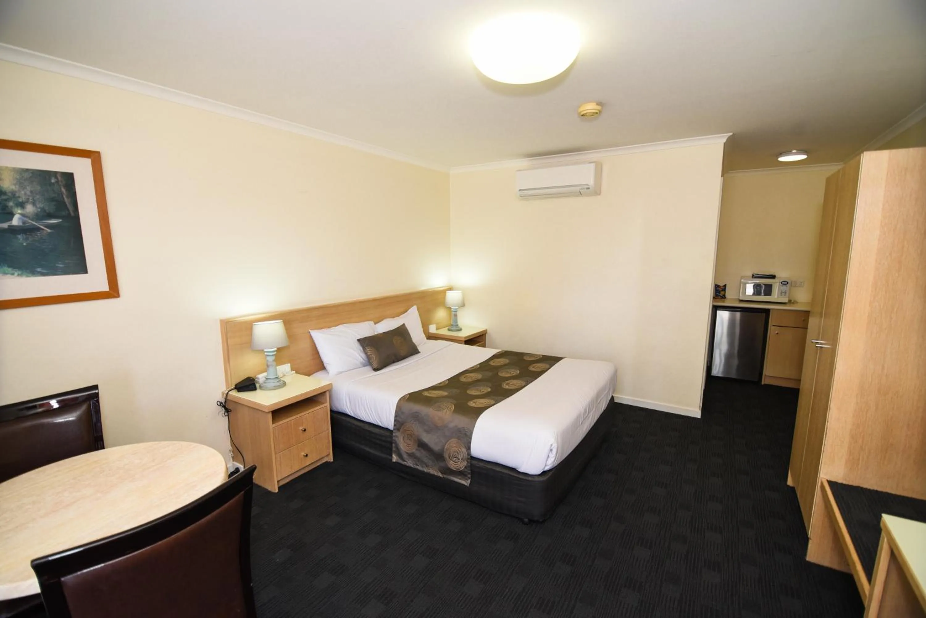 Photo of the whole room, Bed in Sandown Heritage Motel