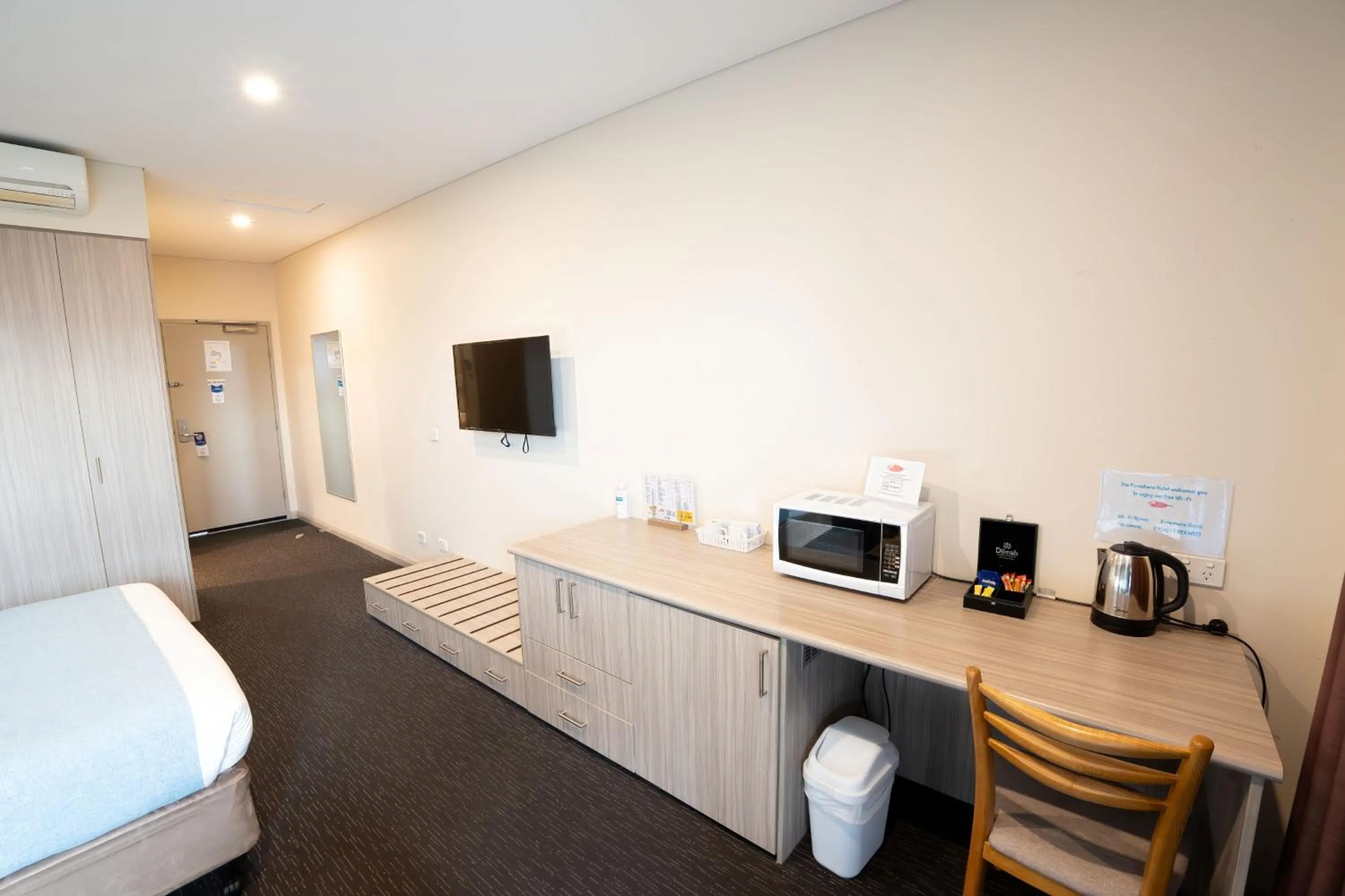 Coffee/tea facilities, Bed in Foreshore Hotel