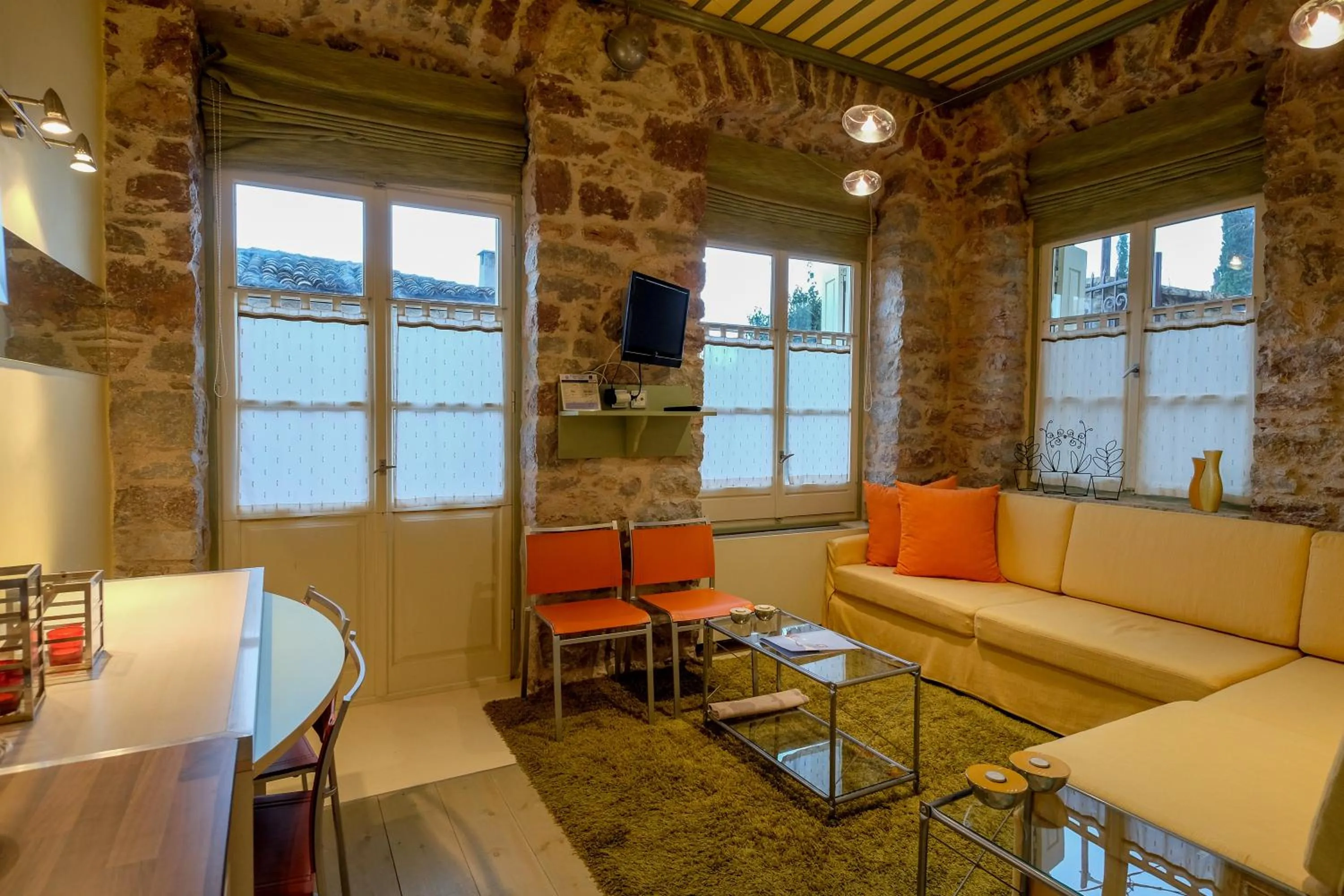 TV and multimedia in Kyriaki Guesthouse & Suites