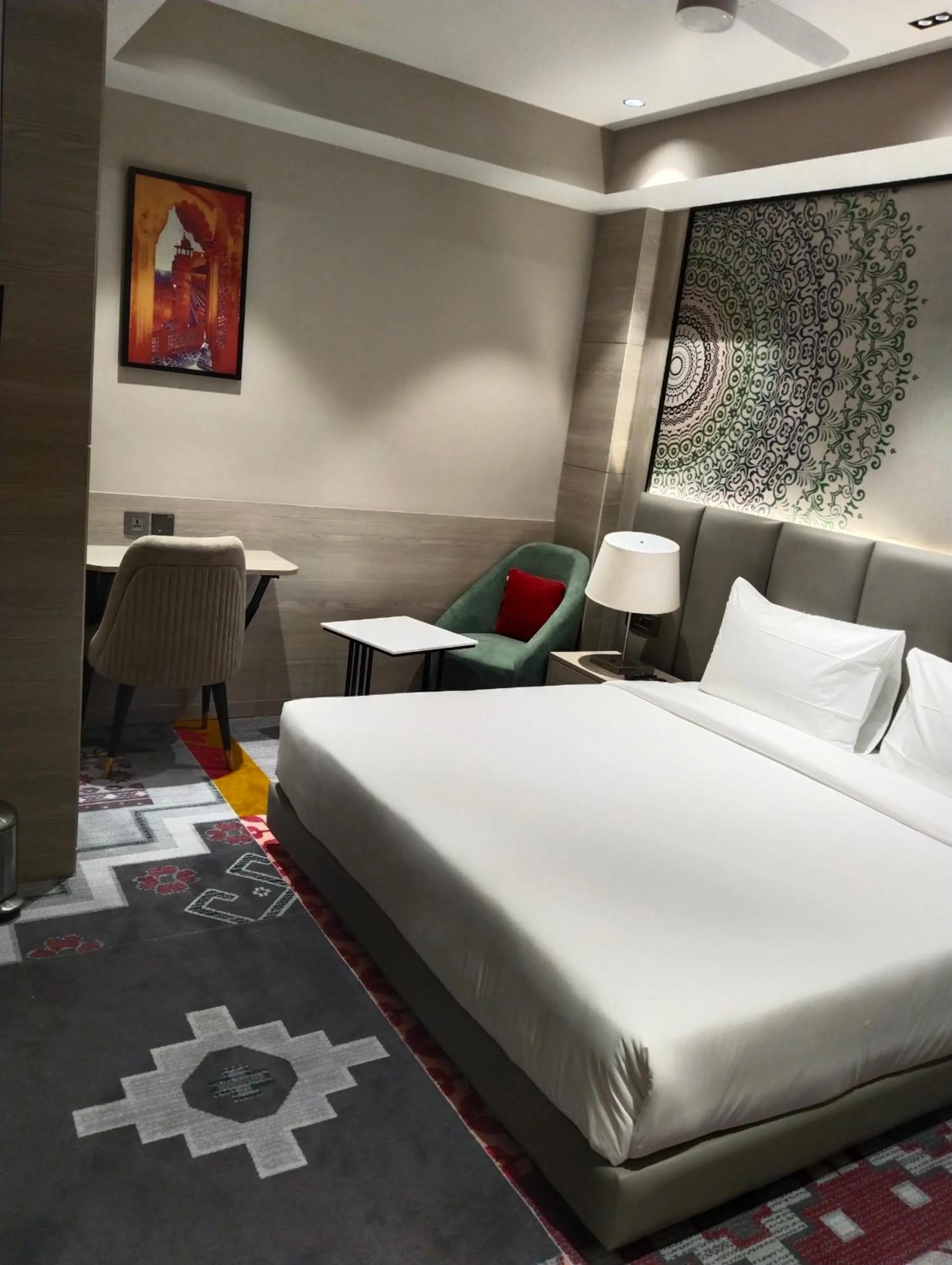 Seating area, Bed in Crystal Inn