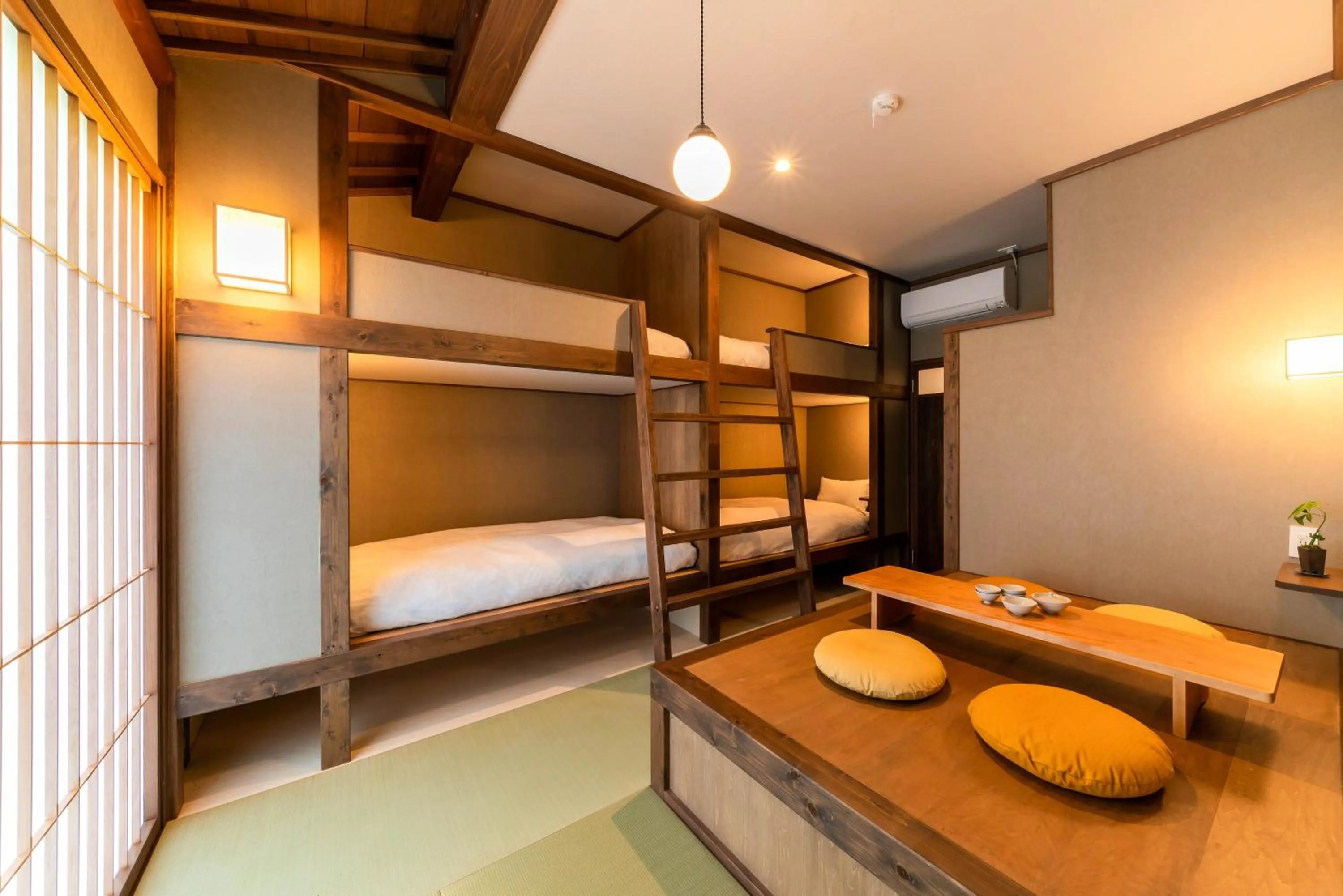 Photo of the whole room, Bed in Saik