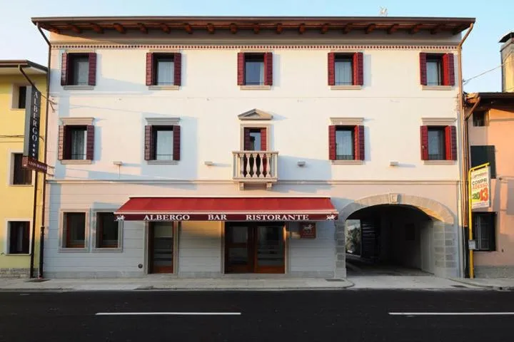 Facade/entrance in Albergo Leon Bianco Gonars