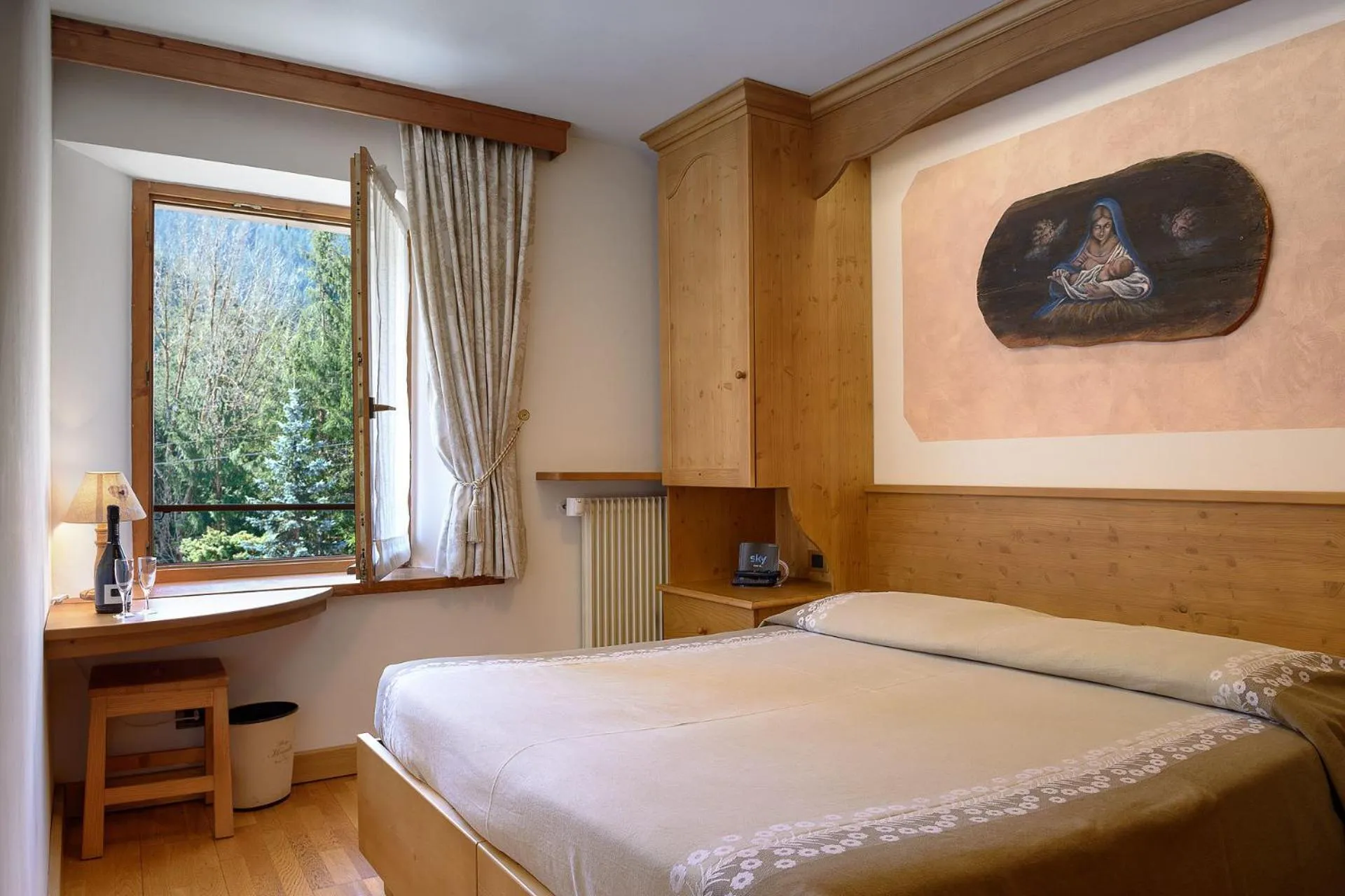 Day, Bed in Albergo Miravalle-Tre Cime Views