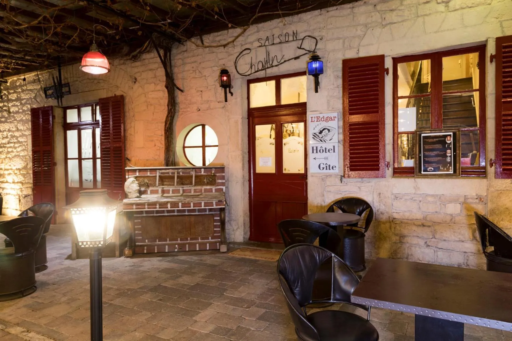 Property logo or sign in L'Edgar