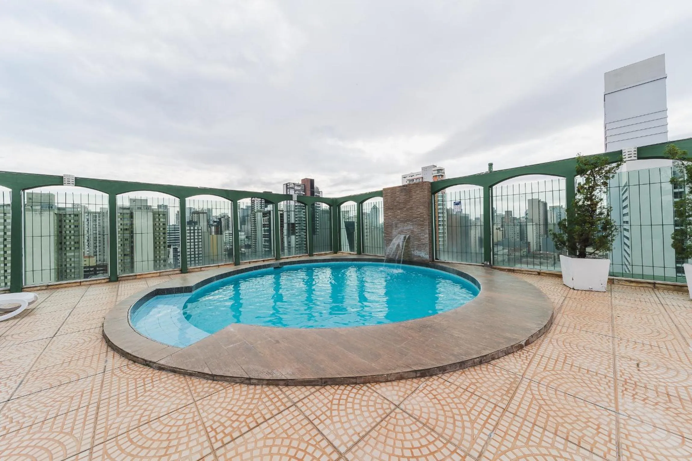Swimming pool in Hotel Nacional Inn Curitiba Estação Shopping