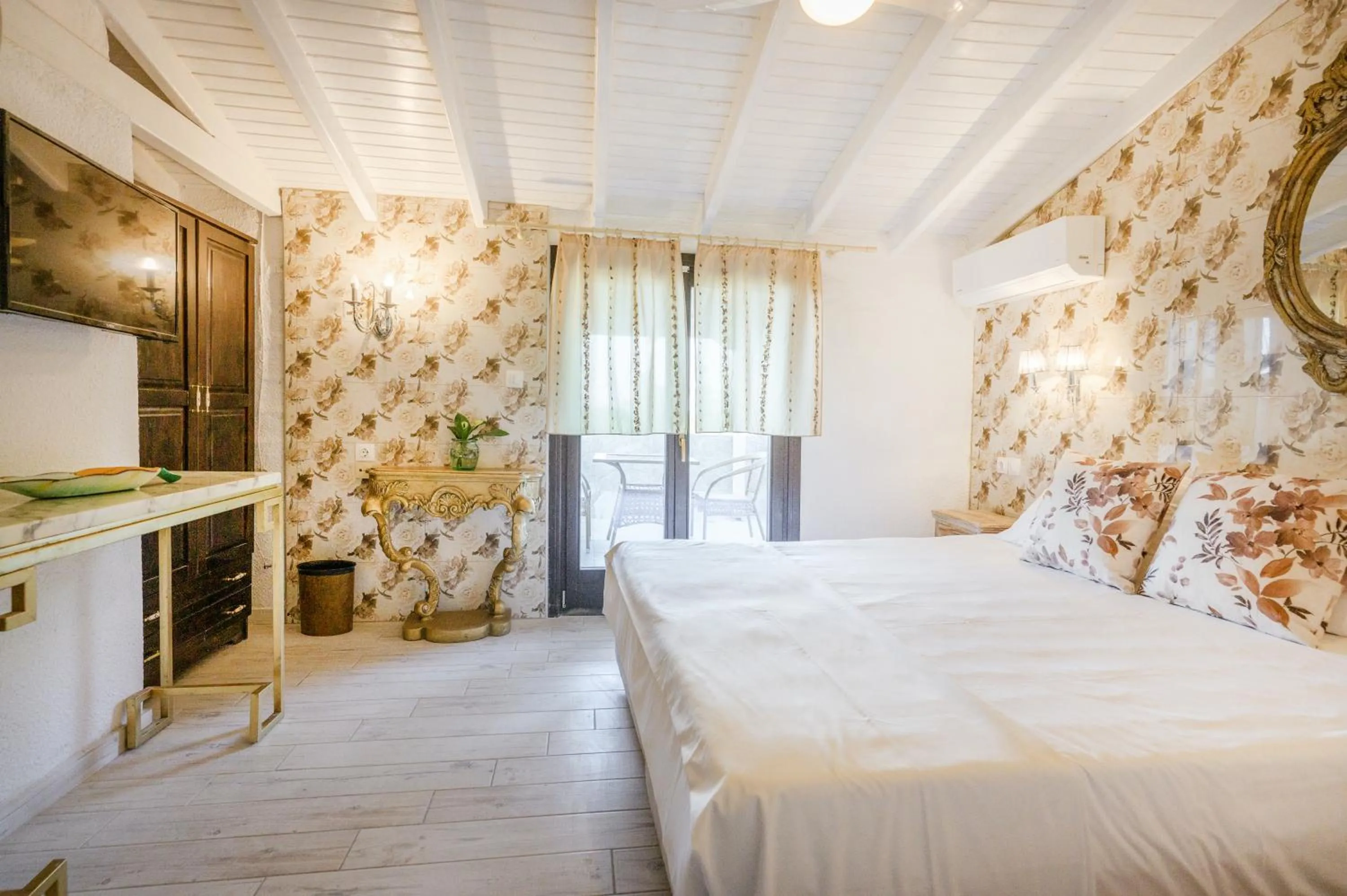Bedroom, Bed in Leandros Hotel
