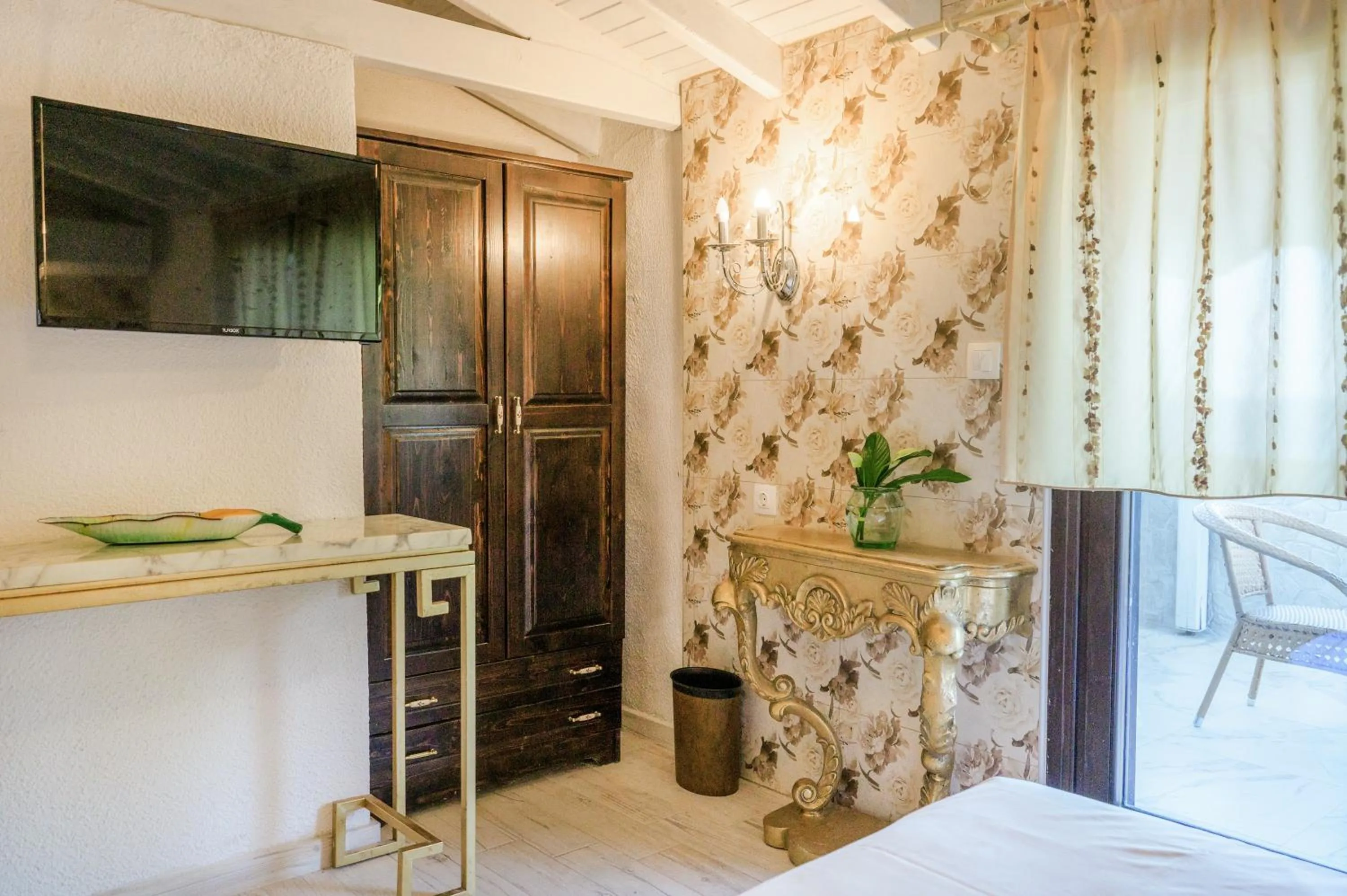 Photo of the whole room, Bed in Leandros Hotel