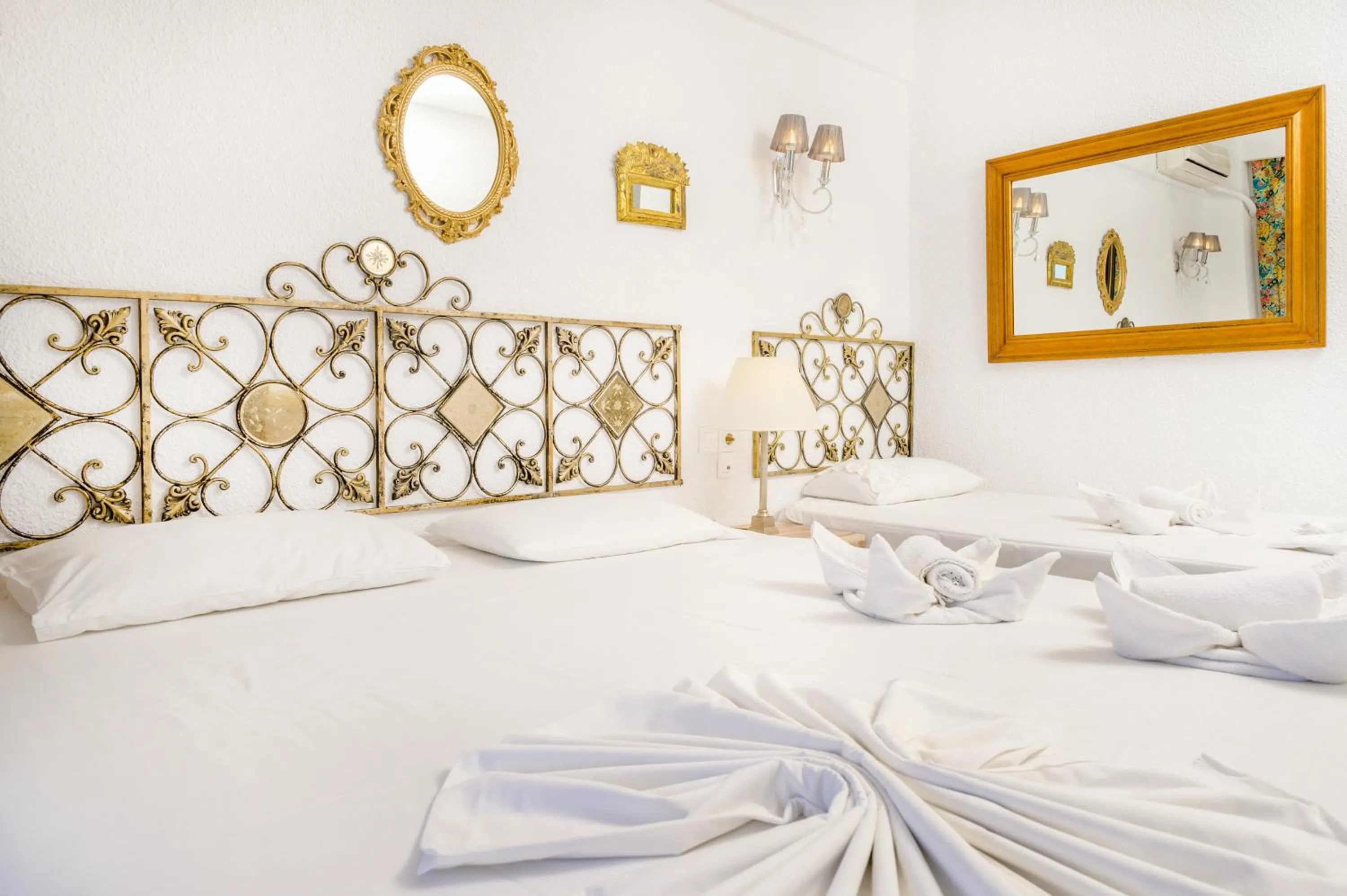 Photo of the whole room, Bed in Leandros Hotel