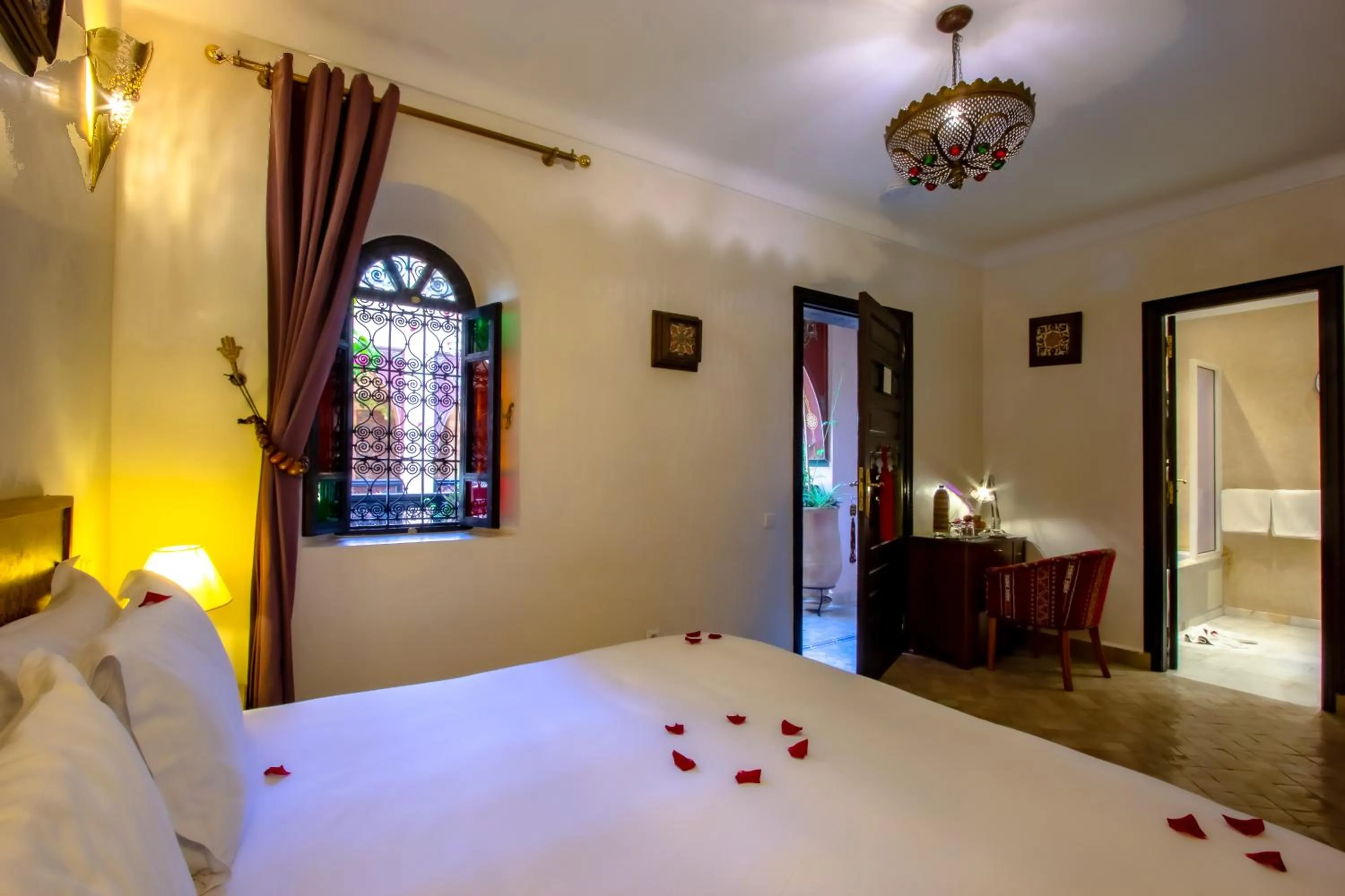 Bathroom, Bed in Dar Anika