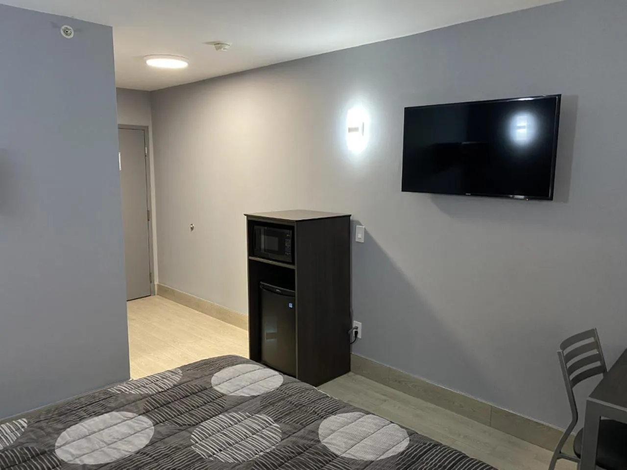 Bed, TV/Entertainment Center in Galaxy Motel