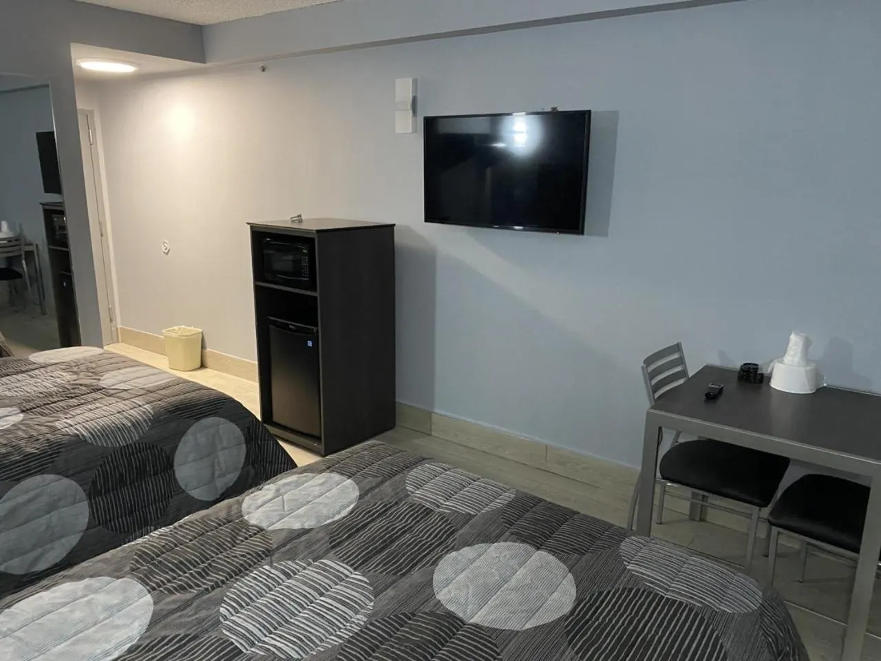 Bedroom, TV/Entertainment Center in Galaxy Motel