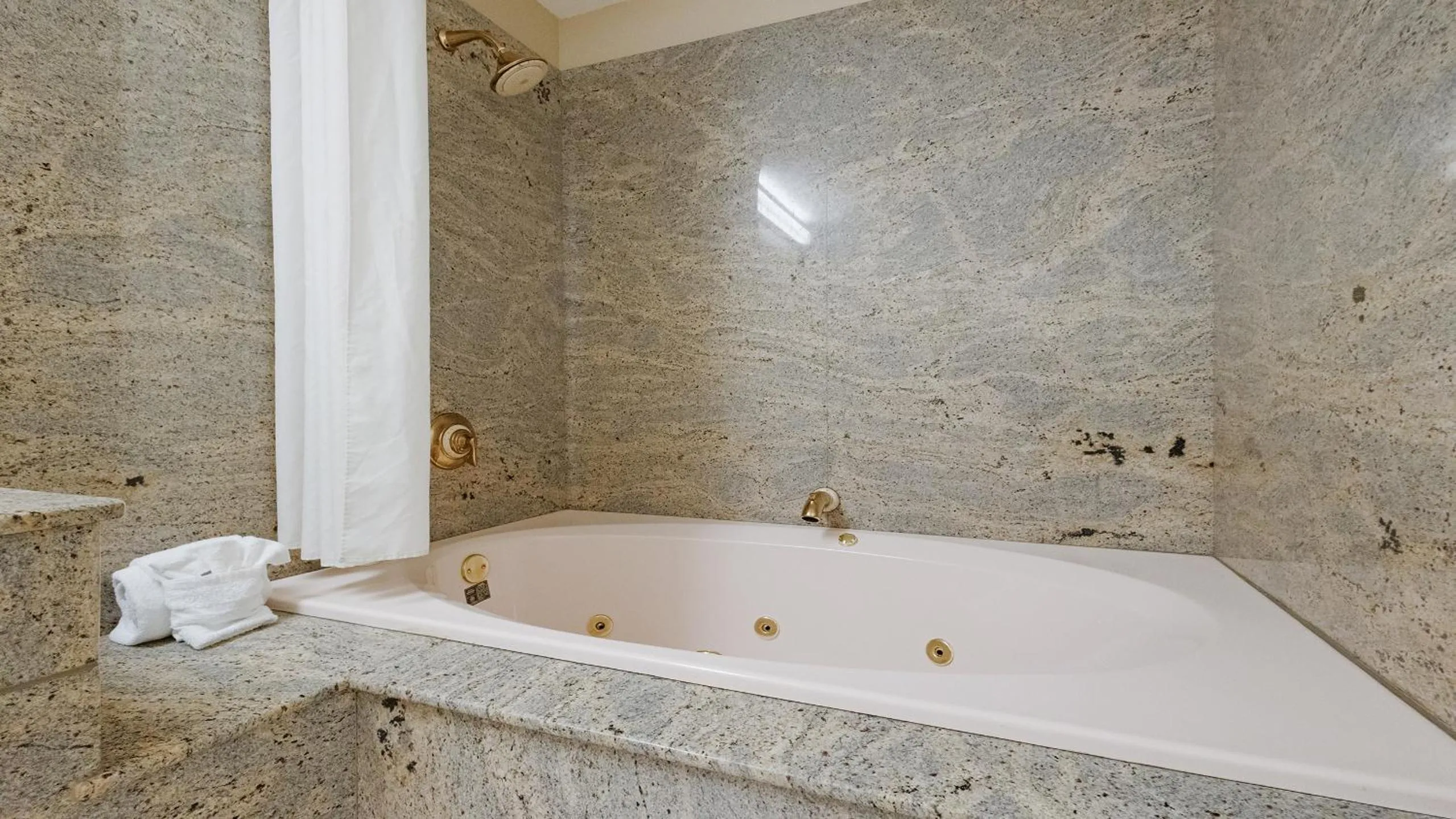 Shower in Country Inn Sonora