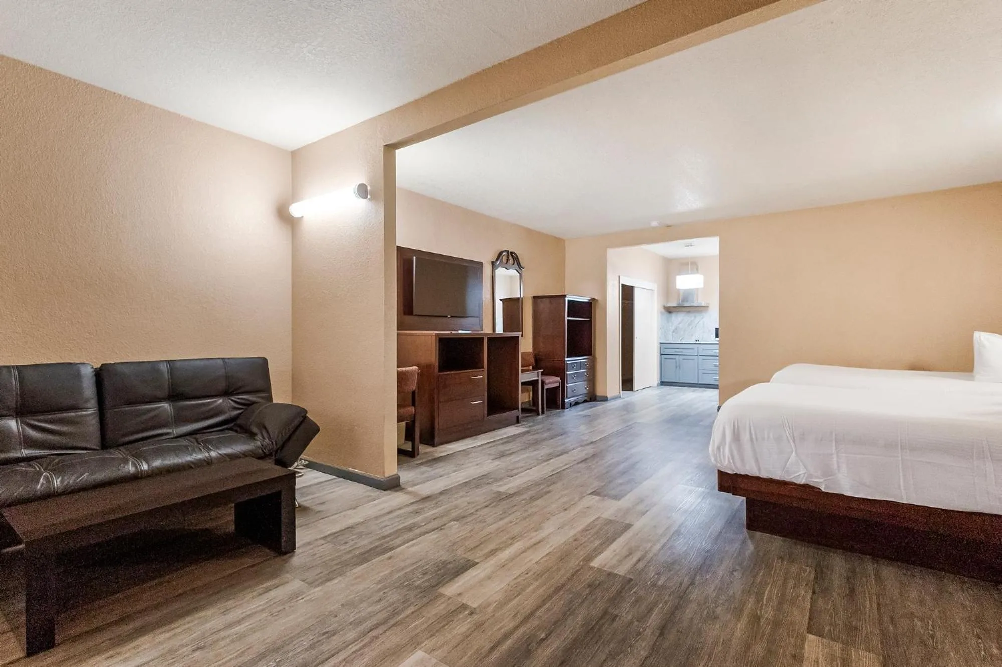 Photo of the whole room, Bed in Country Inn Sonora