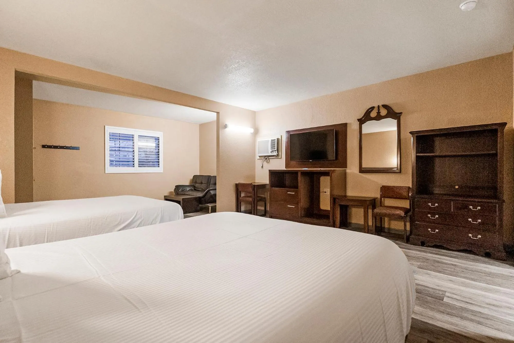 Photo of the whole room, Bed in Country Inn Sonora