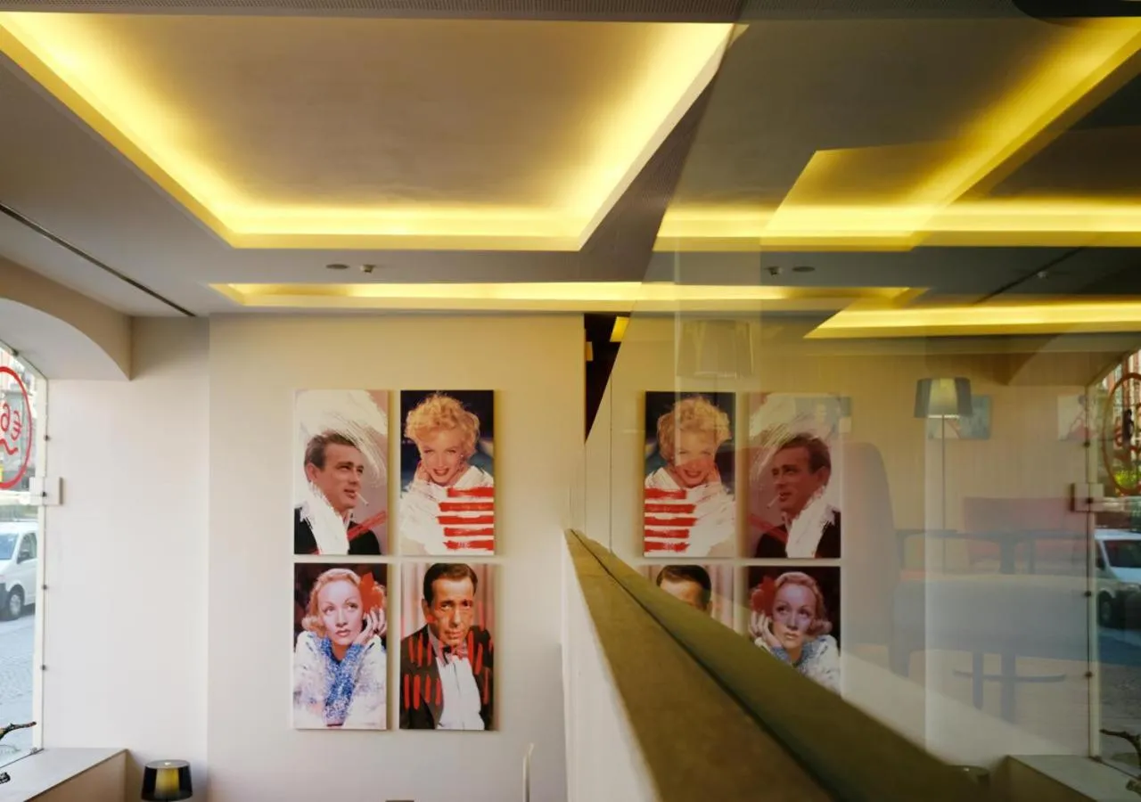 Lobby or reception in Moov Hotel Porto Centro