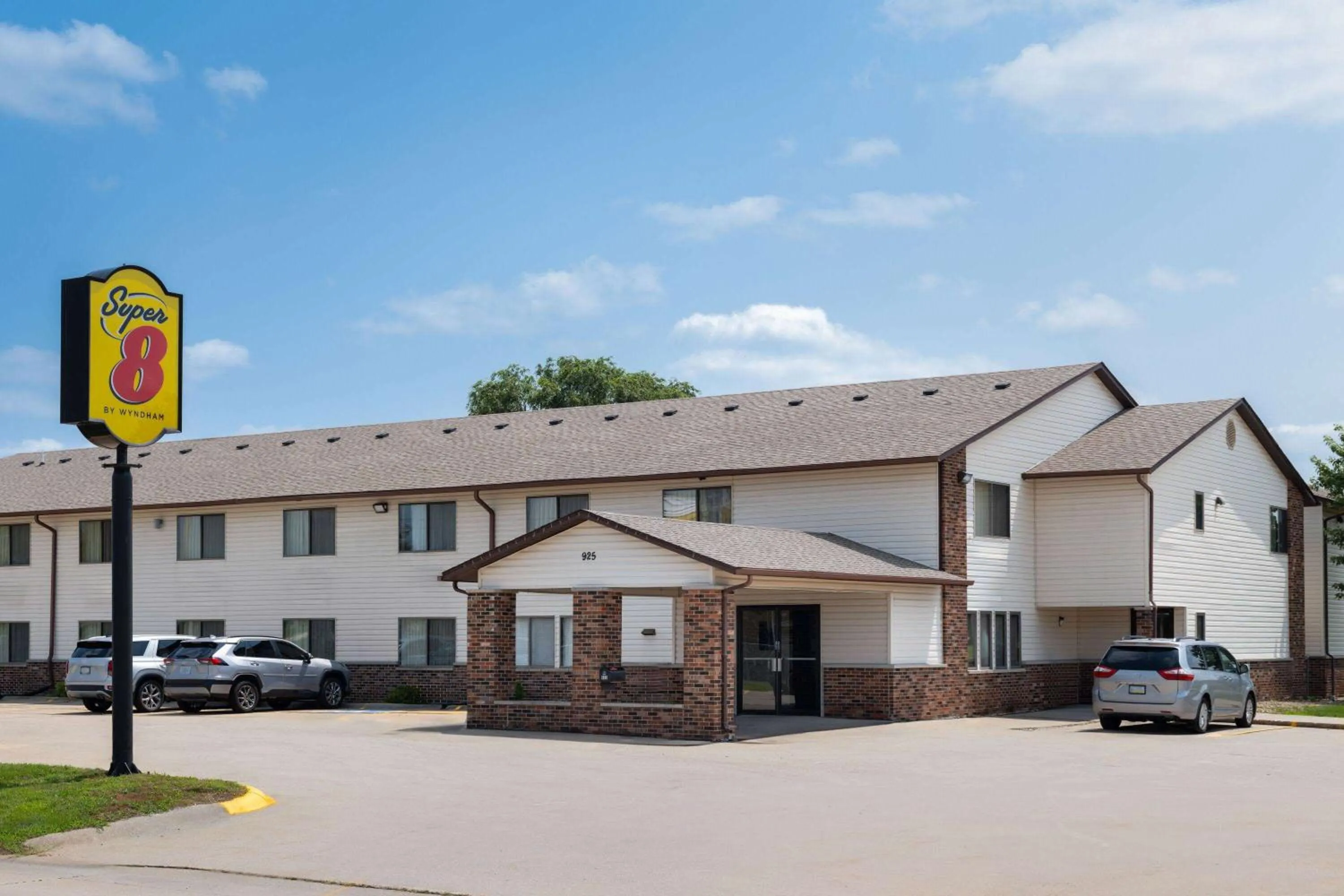Property building in Super 8 by Wyndham Dyersville