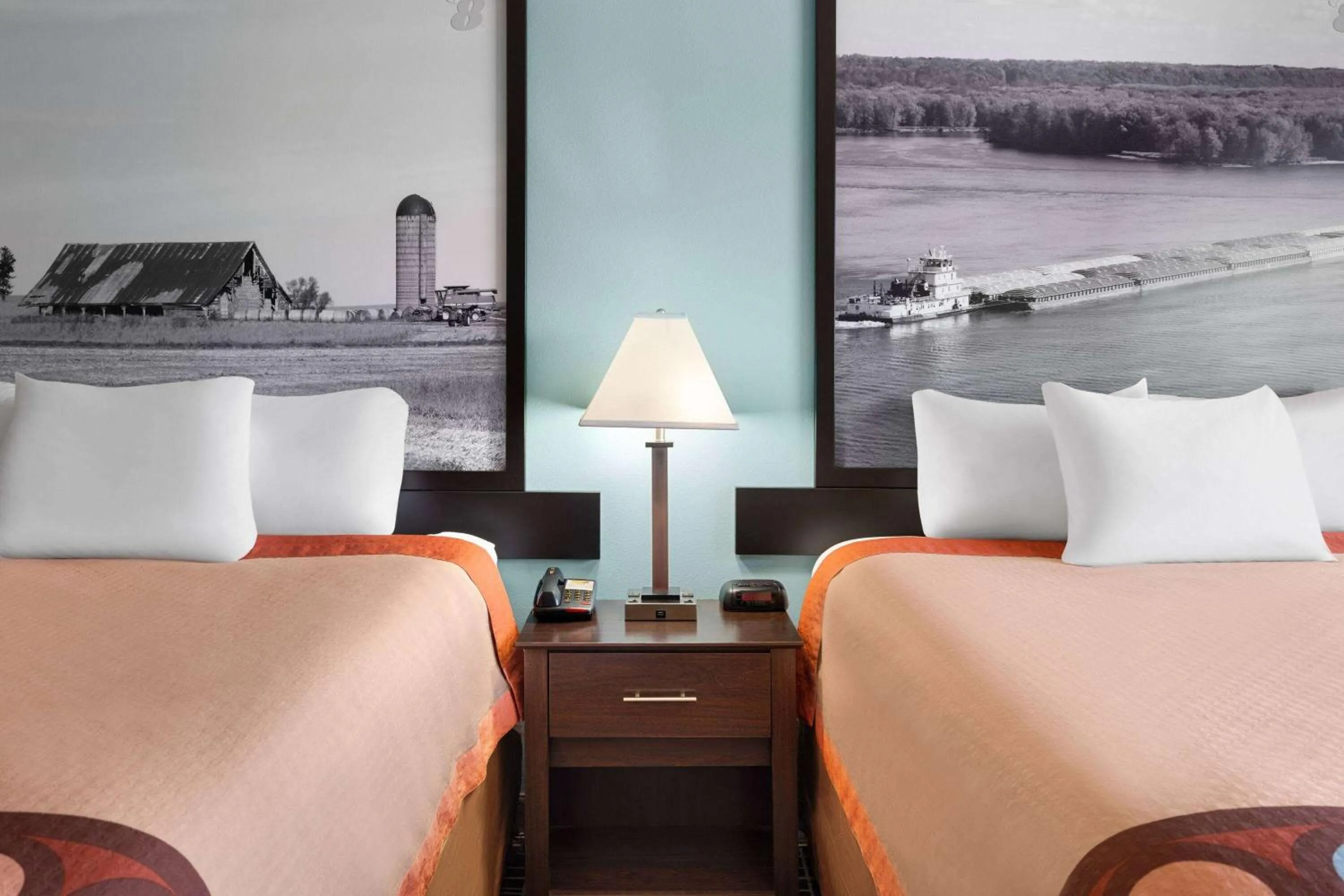 Photo of the whole room, Bed in Super 8 by Wyndham Dyersville