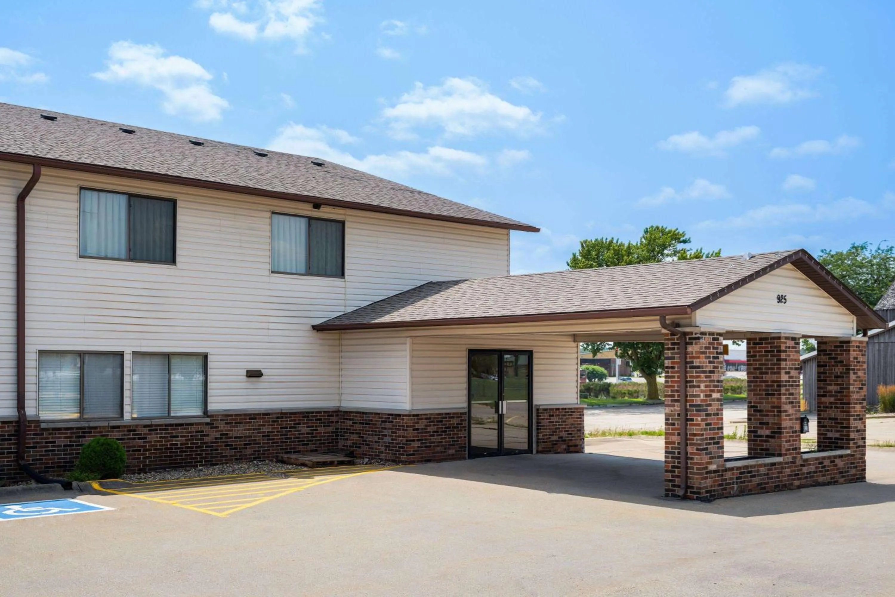 Property building in Super 8 by Wyndham Dyersville