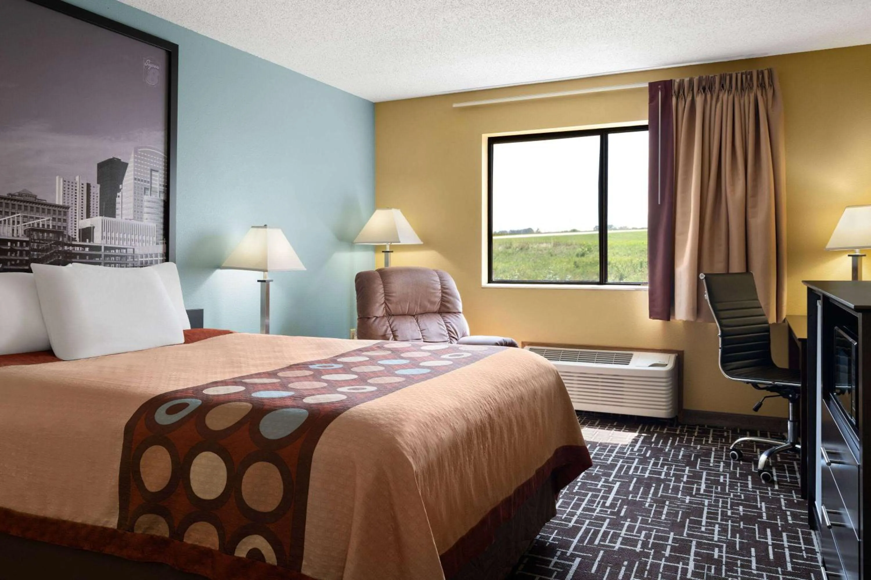 Photo of the whole room, Bed in Super 8 by Wyndham Dyersville