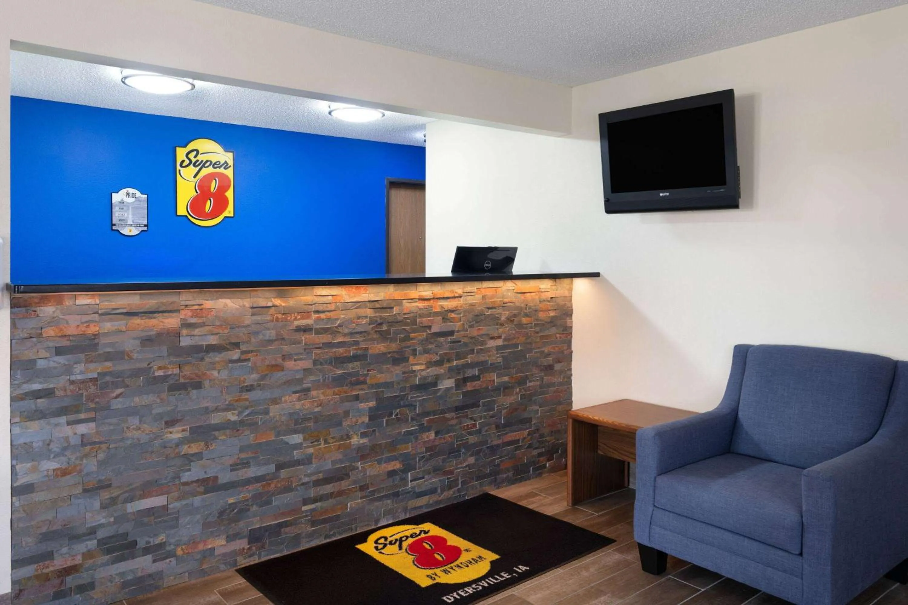 Lobby or reception in Super 8 by Wyndham Dyersville