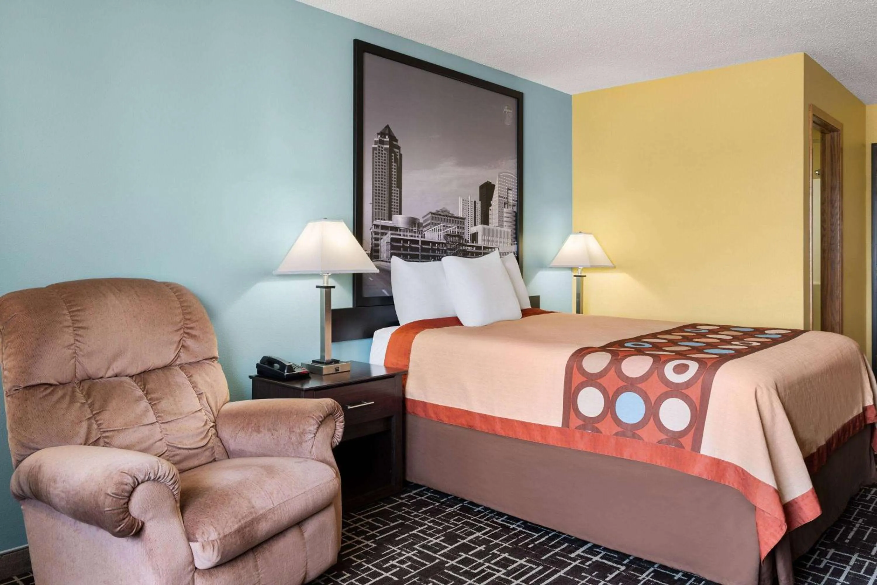 Photo of the whole room, Bed in Super 8 by Wyndham Dyersville