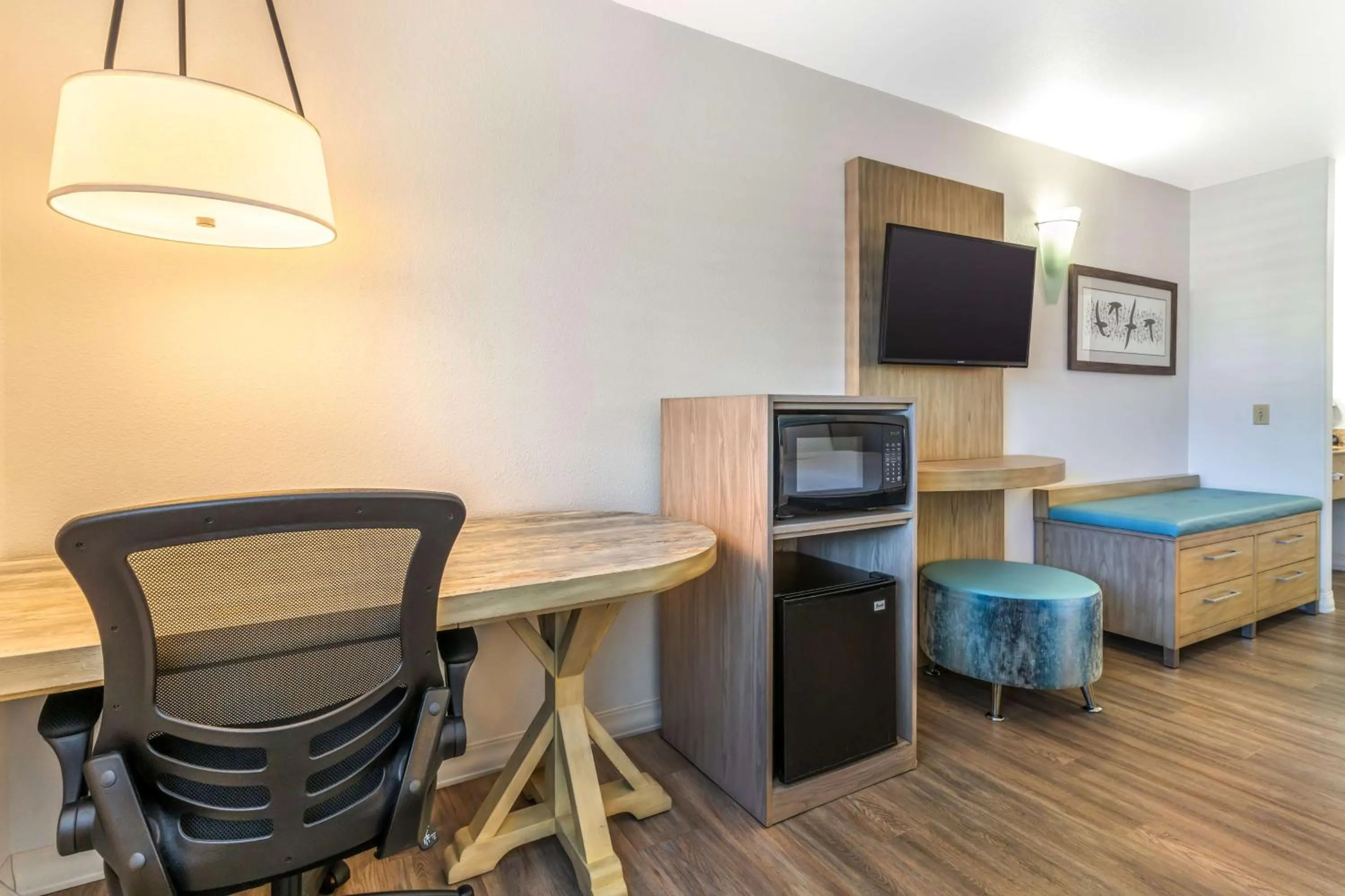 Bedroom in Best Western Plus Capitola By-the-Sea Inn & Suites