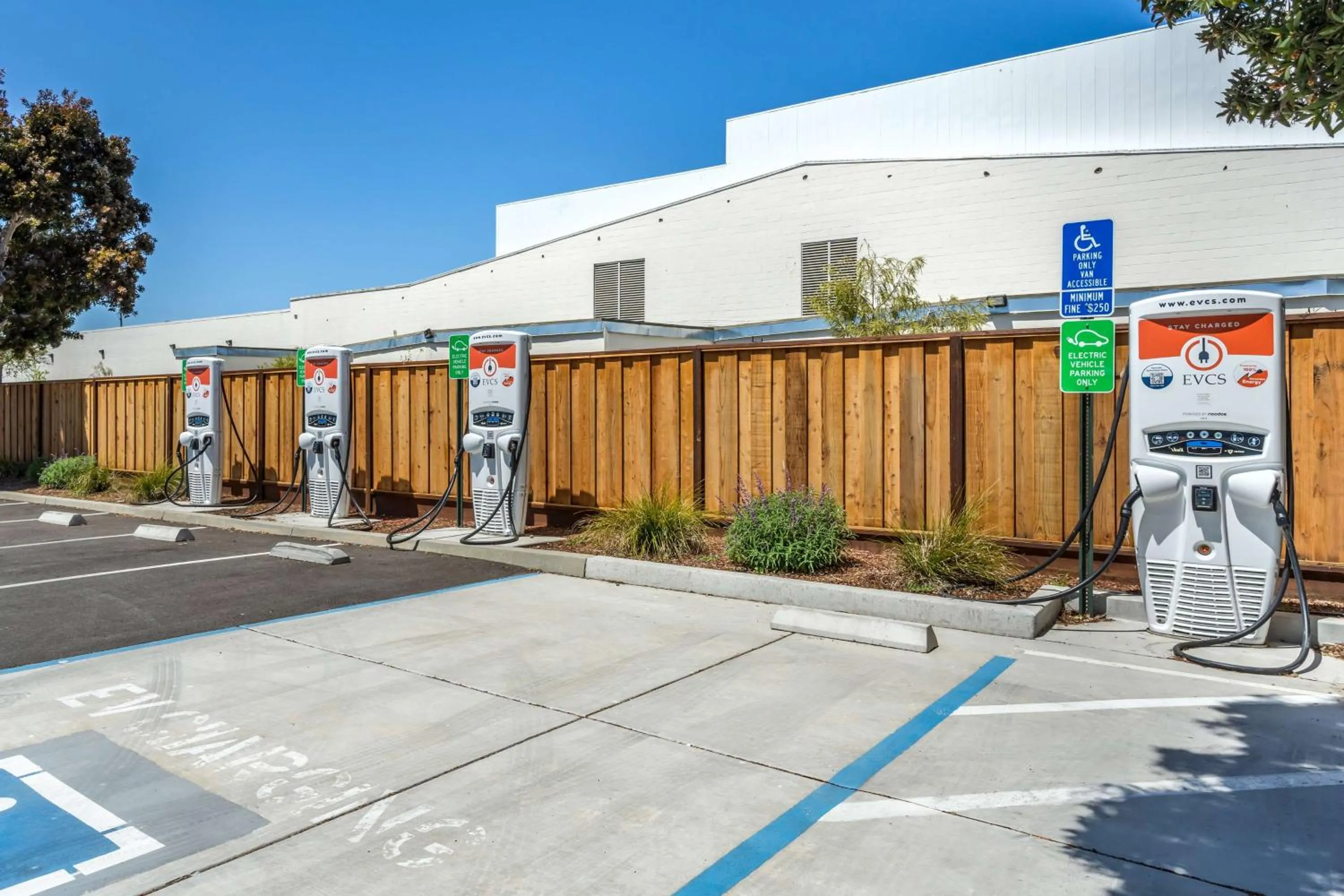 Property building in Best Western Plus Capitola By-the-Sea Inn & Suites