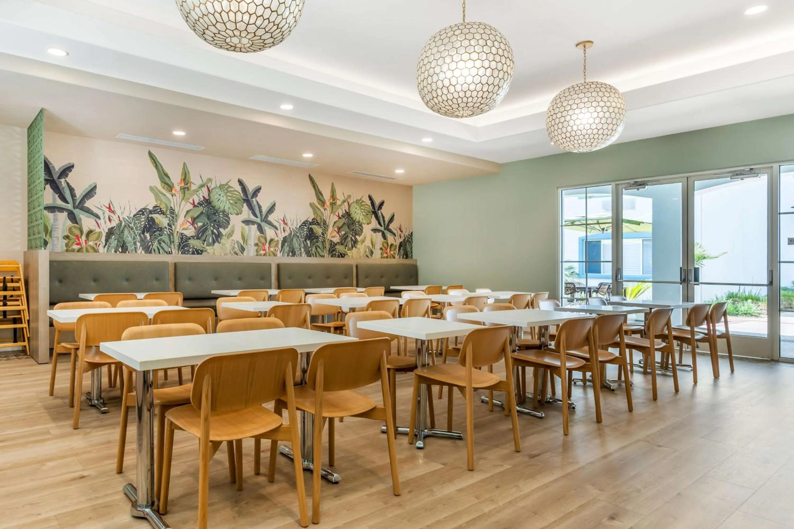 Food and drinks in Best Western Plus Capitola By-the-Sea Inn & Suites