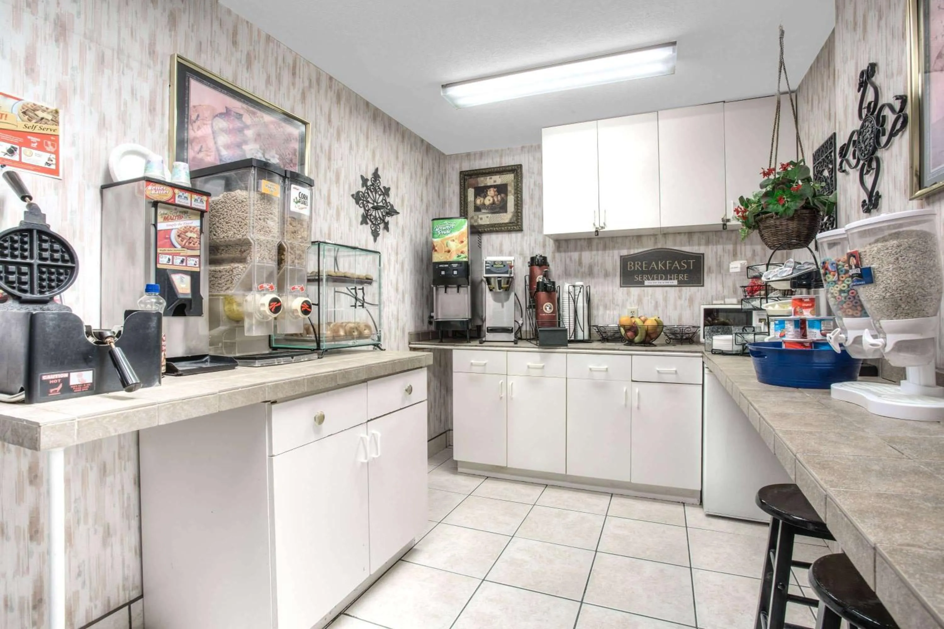 Breakfast in Microtel Inn & Suites by Wyndham Gallup - PET FRIENDLY