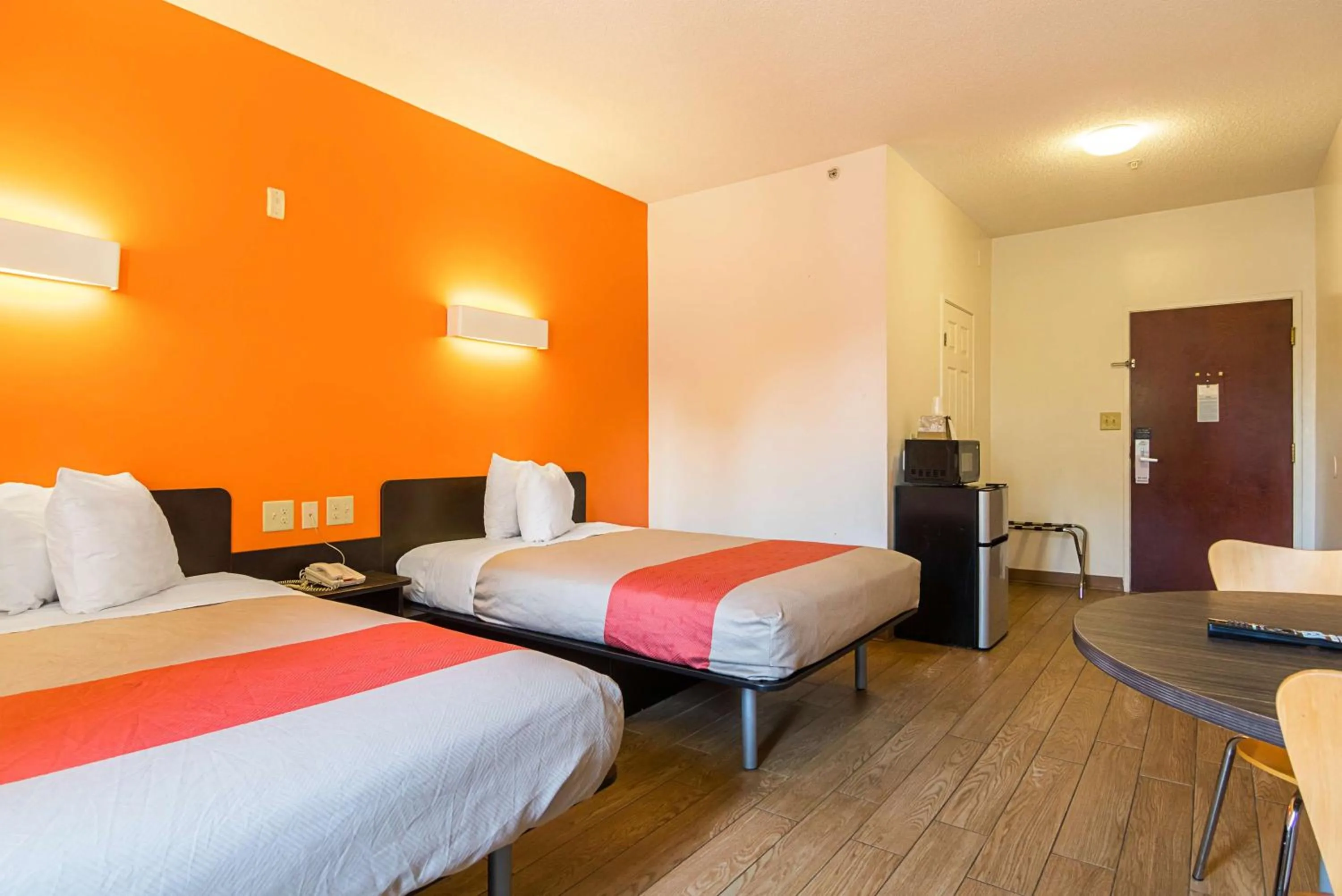 TV and multimedia, Bed in Motel 6-Jonesboro, GA