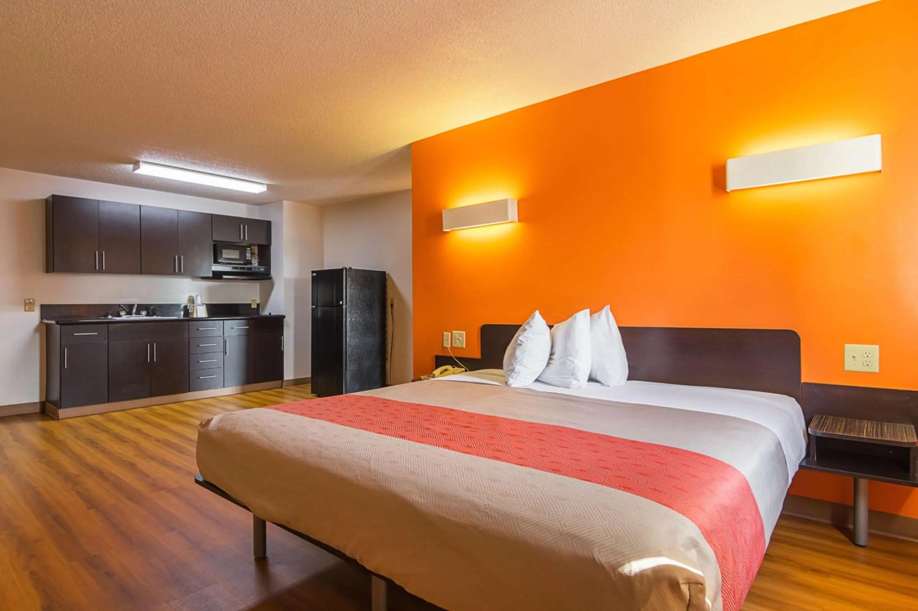 Kitchen or kitchenette, Bed in Motel 6-Jonesboro, GA