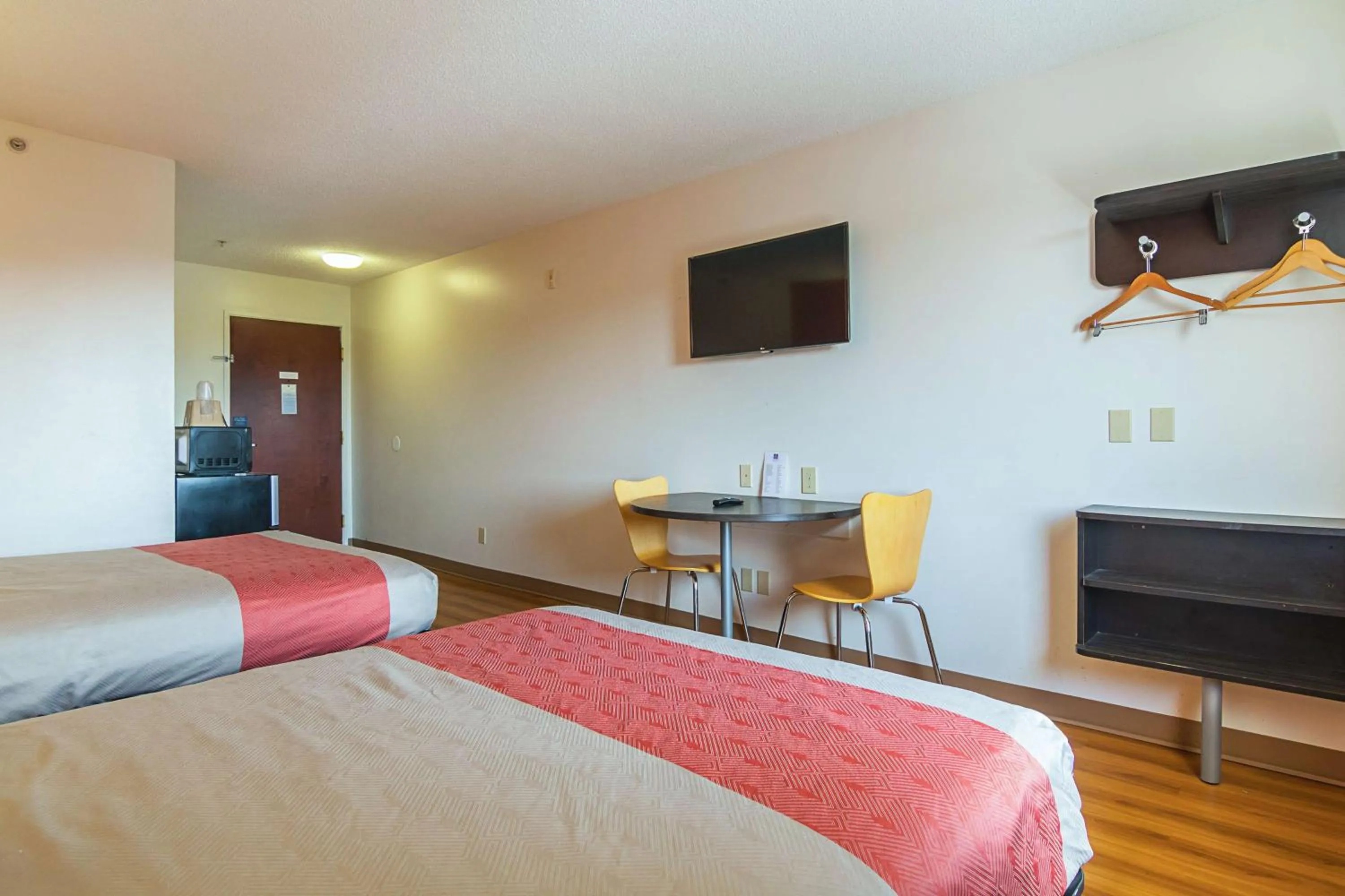 TV and multimedia, Bed in Motel 6-Jonesboro, GA