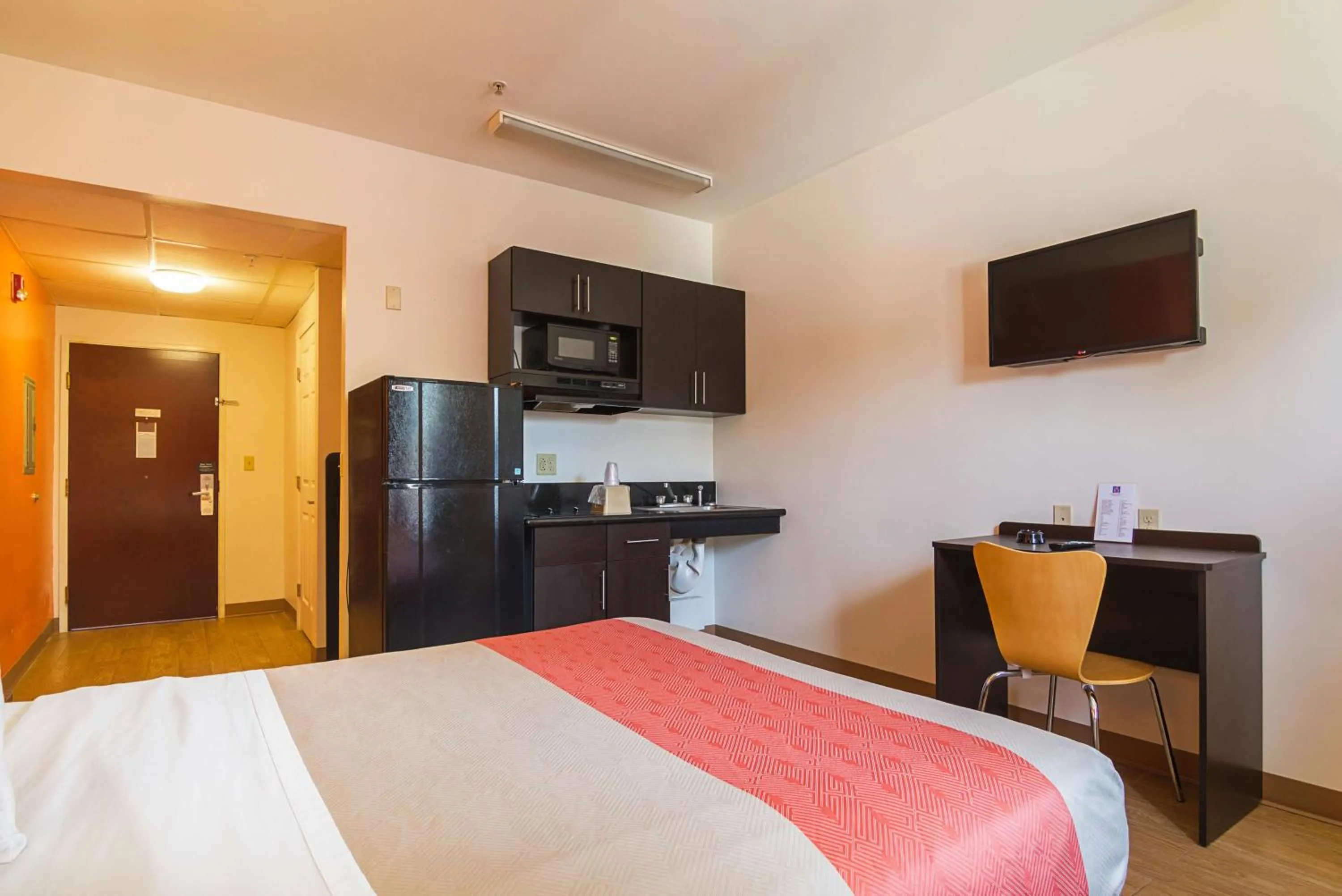 TV and multimedia, Bed in Motel 6-Jonesboro, GA